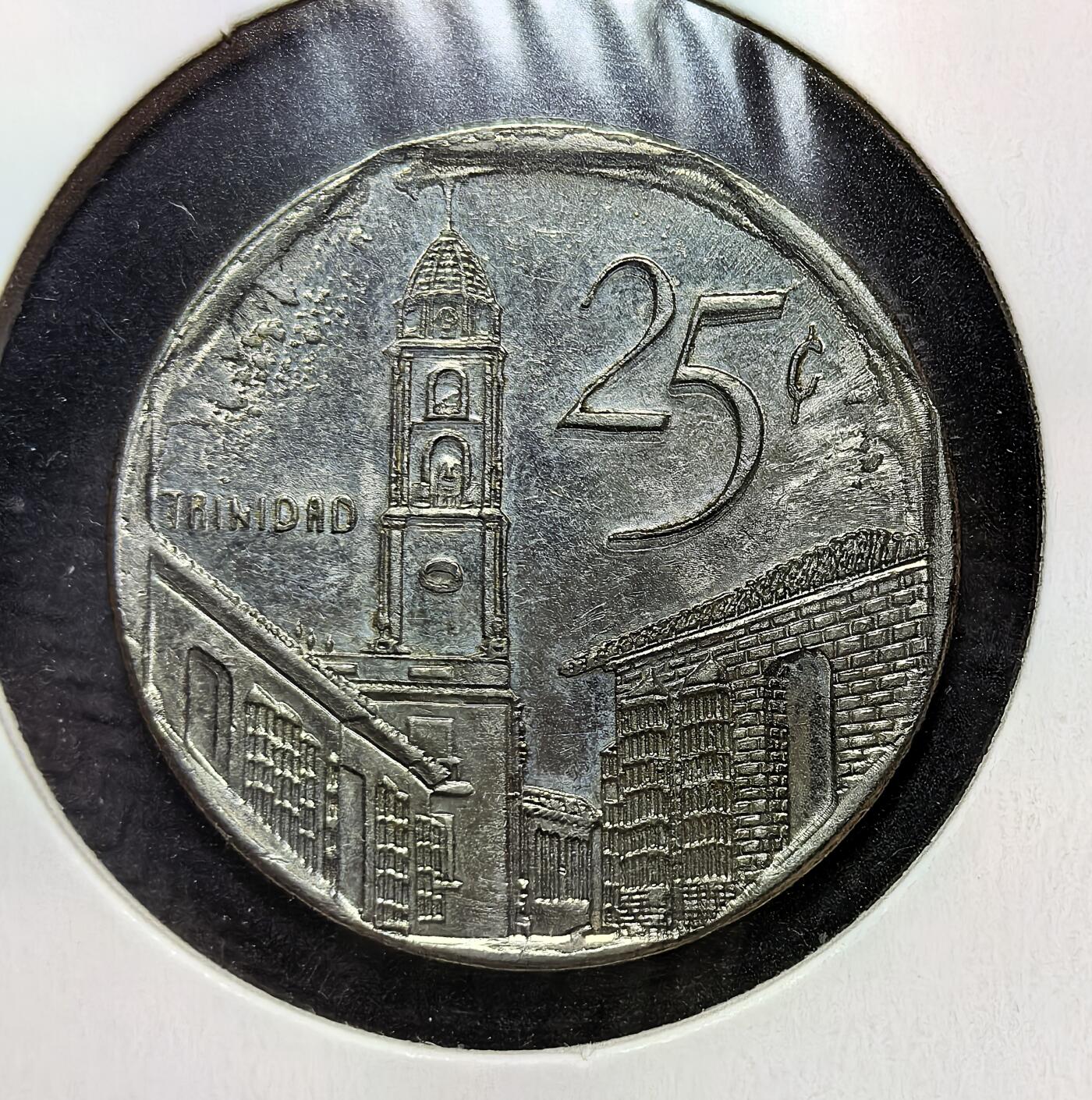 外国优质老铜币银币苏联纪念章，每周六晚九点倒数截拍，满百包邮可寄存，持续收拍 古巴2000年25分，属第二共和国时期。正面为古巴国徽，背面是世界文化遗产特立尼达的殖民建筑与钟楼，见证古巴后革命时期的货币与文化历史。