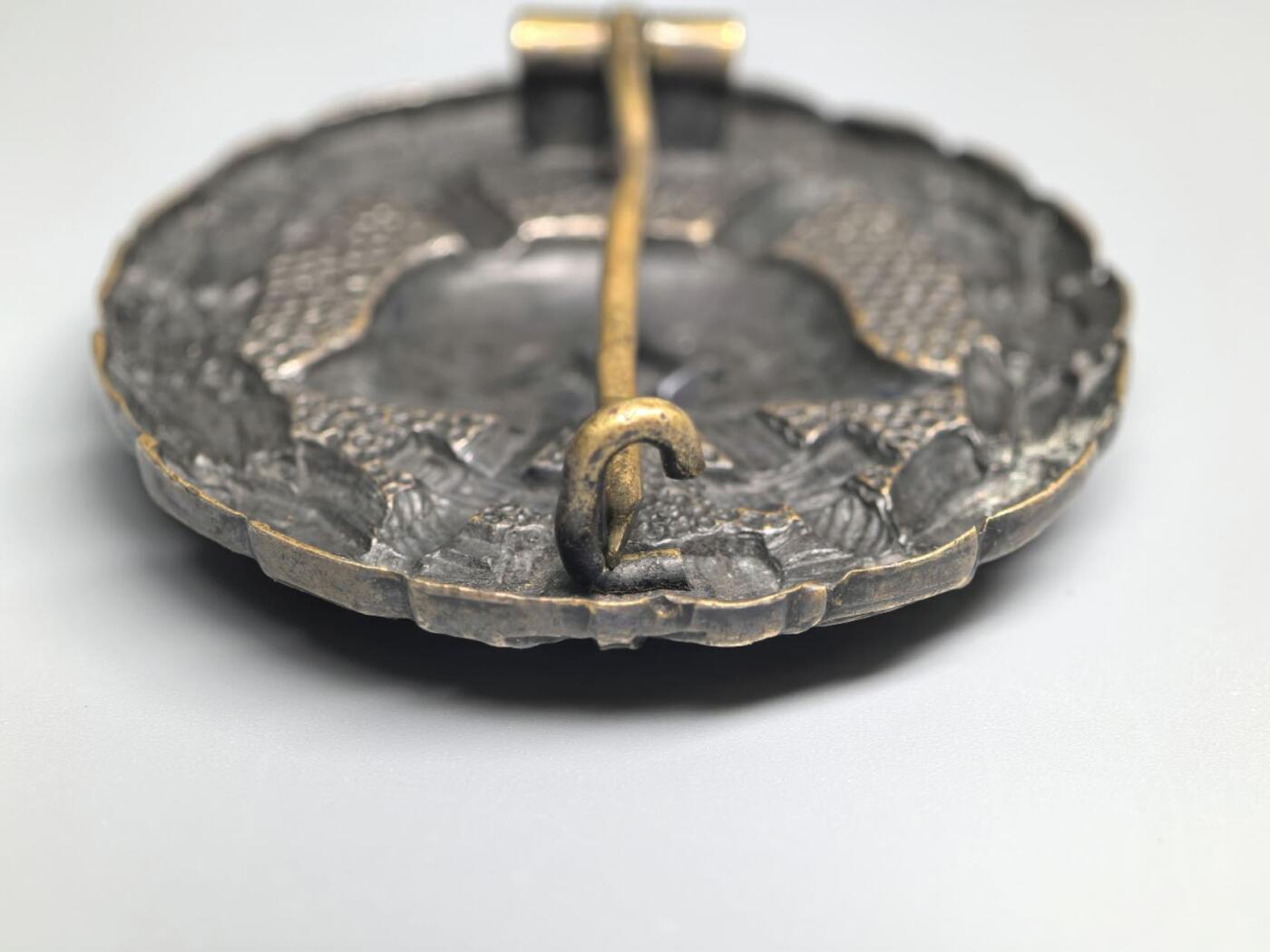 小驴勋章奖章收藏3月14日周六晚六点拍卖（珍爱和平，收藏战争，铭记历史，勿忘国耻，忠党爱国。有偿代拍，送拍规则在简介最后，参拍须阅读规则后再参拍，关系到运费包装发货时效真假辨别等关键信息，拍卖时不再发原图，看大图店主微信码在拍卖店铺介绍里） 得三西班牙内战版黑色战伤奖章，整体纯铜材质镀银化学枪镀黑（最早期版本，不是漆，仅存在39年），佩戴品相，非常少见，西班牙内战期间实际颁发182枚黑色奖章和1枚银级奖章