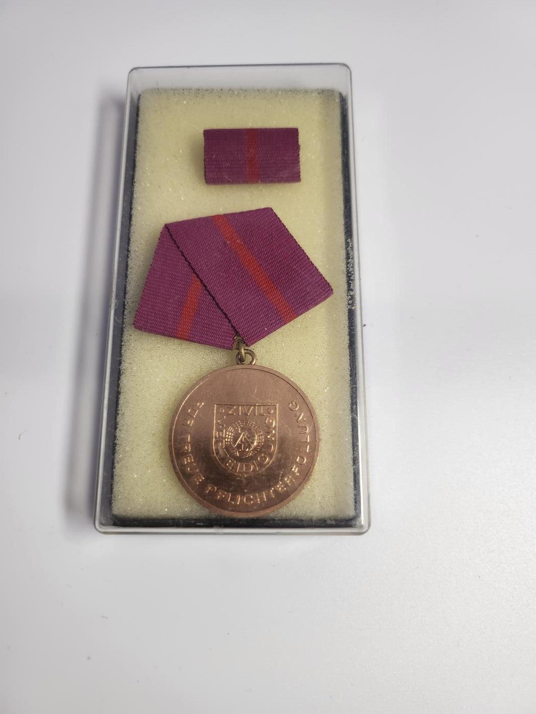 南水社第3次拍卖 春季专场 民主德国铜级民防部队忠诚服役奖章 完好盒略章