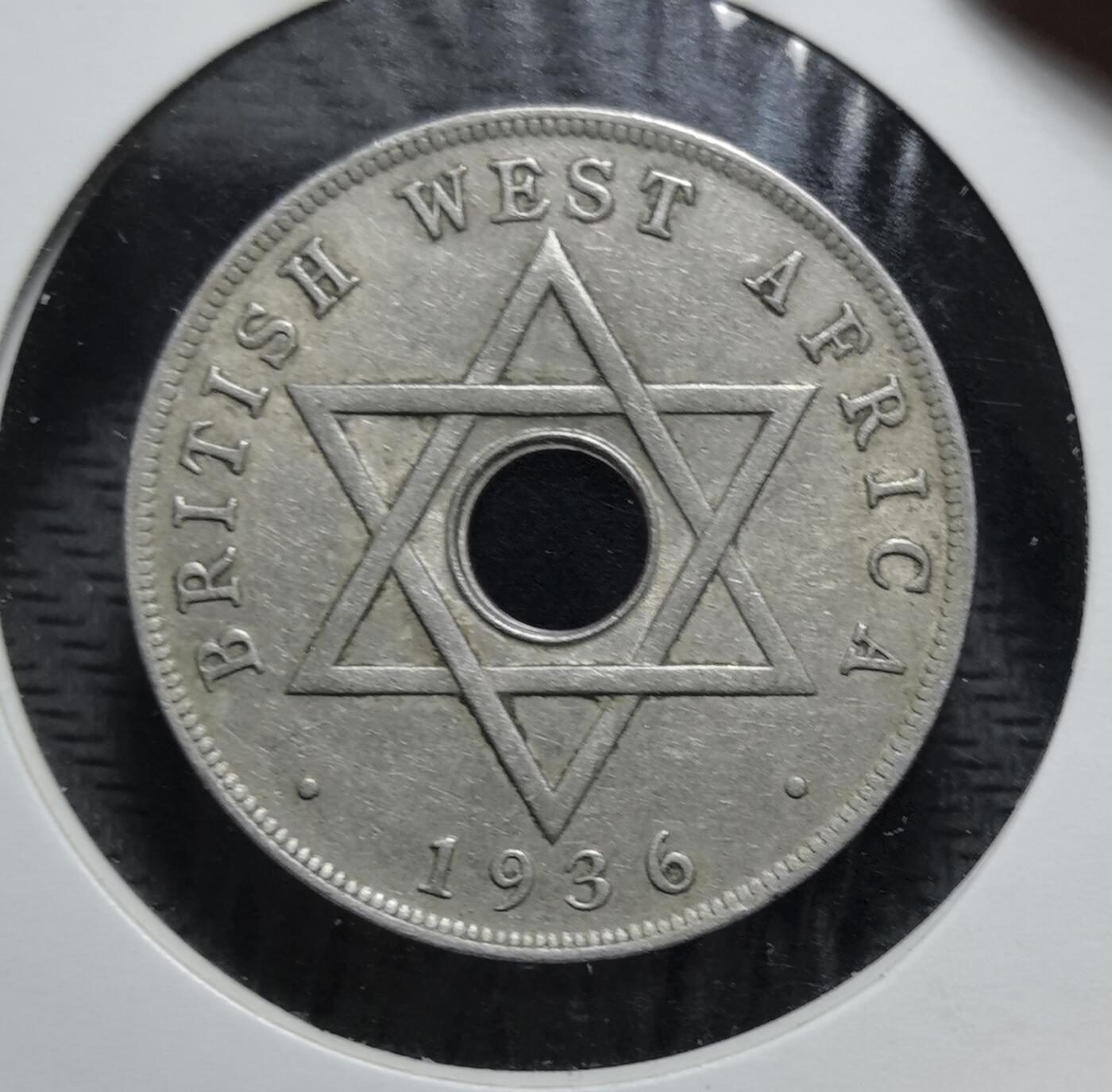 外国优质老铜币银币苏联纪念章，每周六晚九点倒数截拍，满百包邮可寄存，持续收拍 英属西非1936年1便士KN版，属爱德华八世时期珍稀品。因爱德华八世退位，该币存世量稀少，中心圆孔配六芒星设计，是英国殖民货币史的特殊见证。