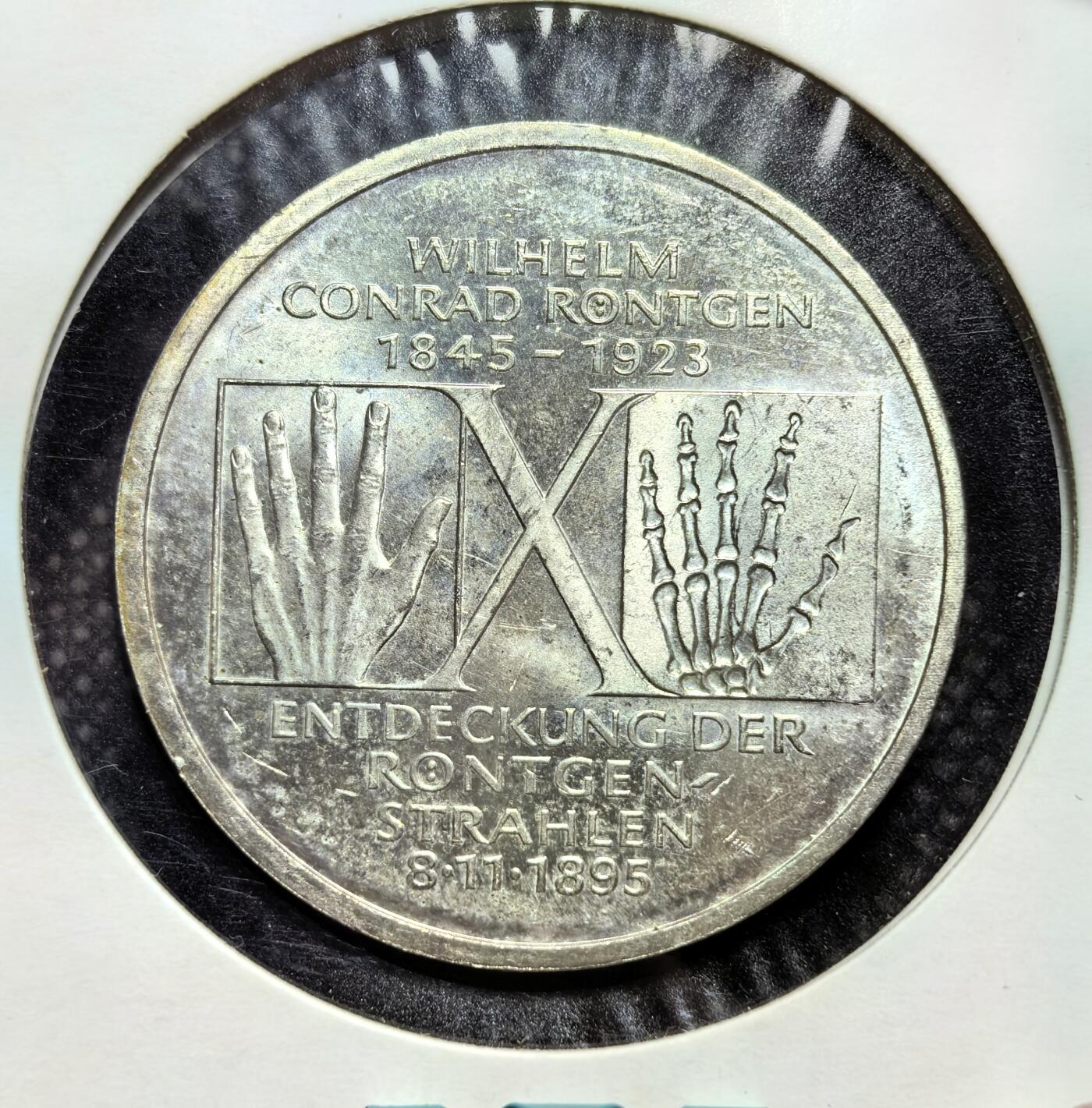 外国优质老铜币银币苏联纪念章，每周六晚九点倒数截拍，满百包邮可寄存，持续收拍 德国1995年伦琴射线10 马克纪念银币，为纪念物理学家伦琴诞辰 150 周年、发现 X 射线 100 周年而制。币面刻有伦琴生卒年与 X 射线发现日，手骨 X 光图案彰显其科学贡献，背面为德国鹰徽。