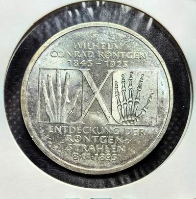 外国优质老铜币银币苏联纪念章，每周六晚九点倒数截拍，满百包邮可寄存，持续收拍 - 德国1995年伦琴射线10 马克纪念银币15.5克625银纯银价220元，为纪念物理学家伦琴诞辰 150 周年、发现 X 射线 100 周年而制。币面刻有伦琴生卒年与 X 射线发现日，手骨 X 光图案彰显其科学贡献，背面为德国鹰徽。