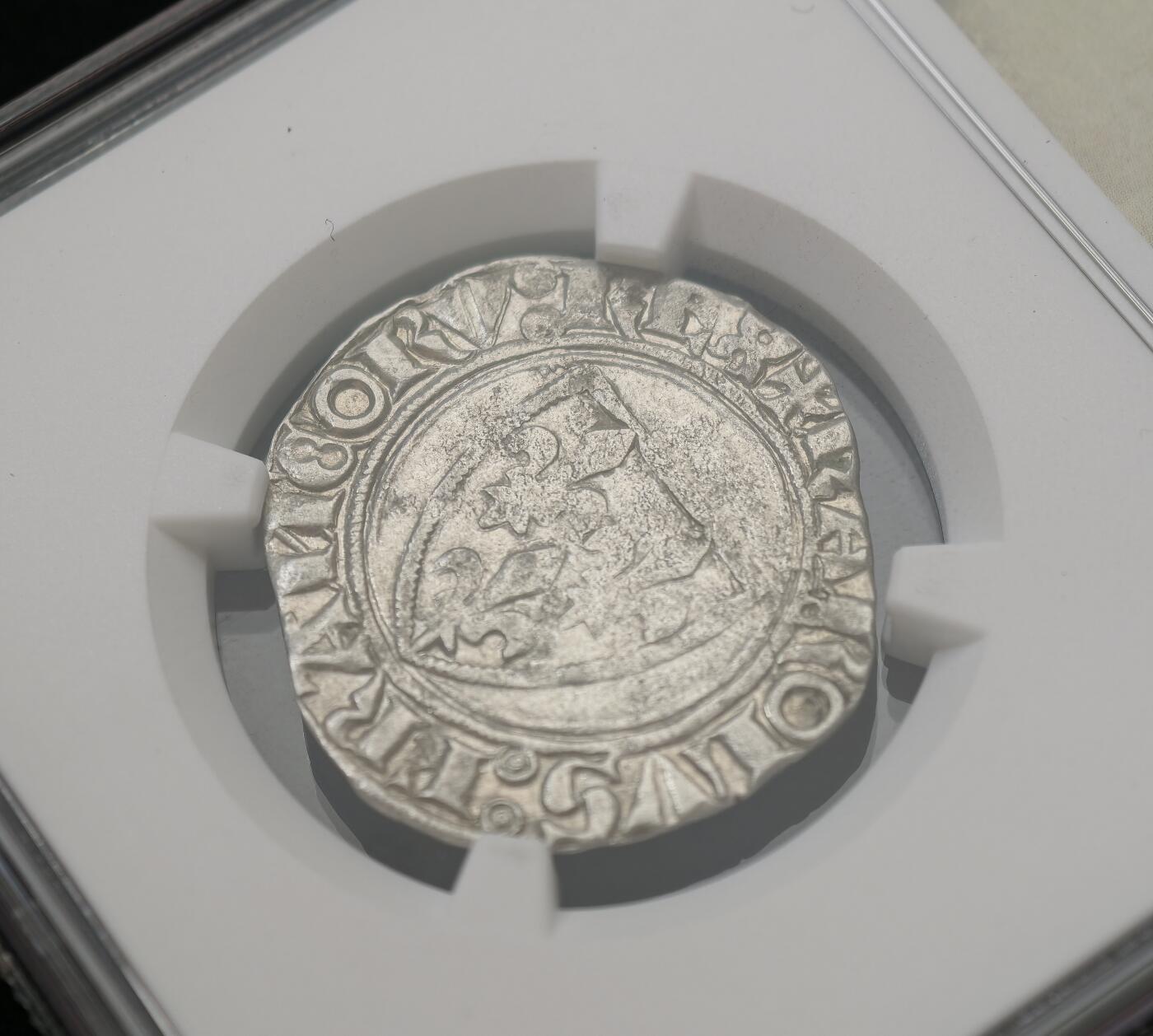 甄臻铺-世界币章拍卖（第54期），3月28日甄品场拍品征集中，送拍享返佣金等优惠多多 NGC-AU58 中世纪英法百年战争期间，法国查理六世打制银币，NGC中世纪特殊标签，疯王查理，打制币能有此状态非常不易，之前同分数拍出了近3000元的价格