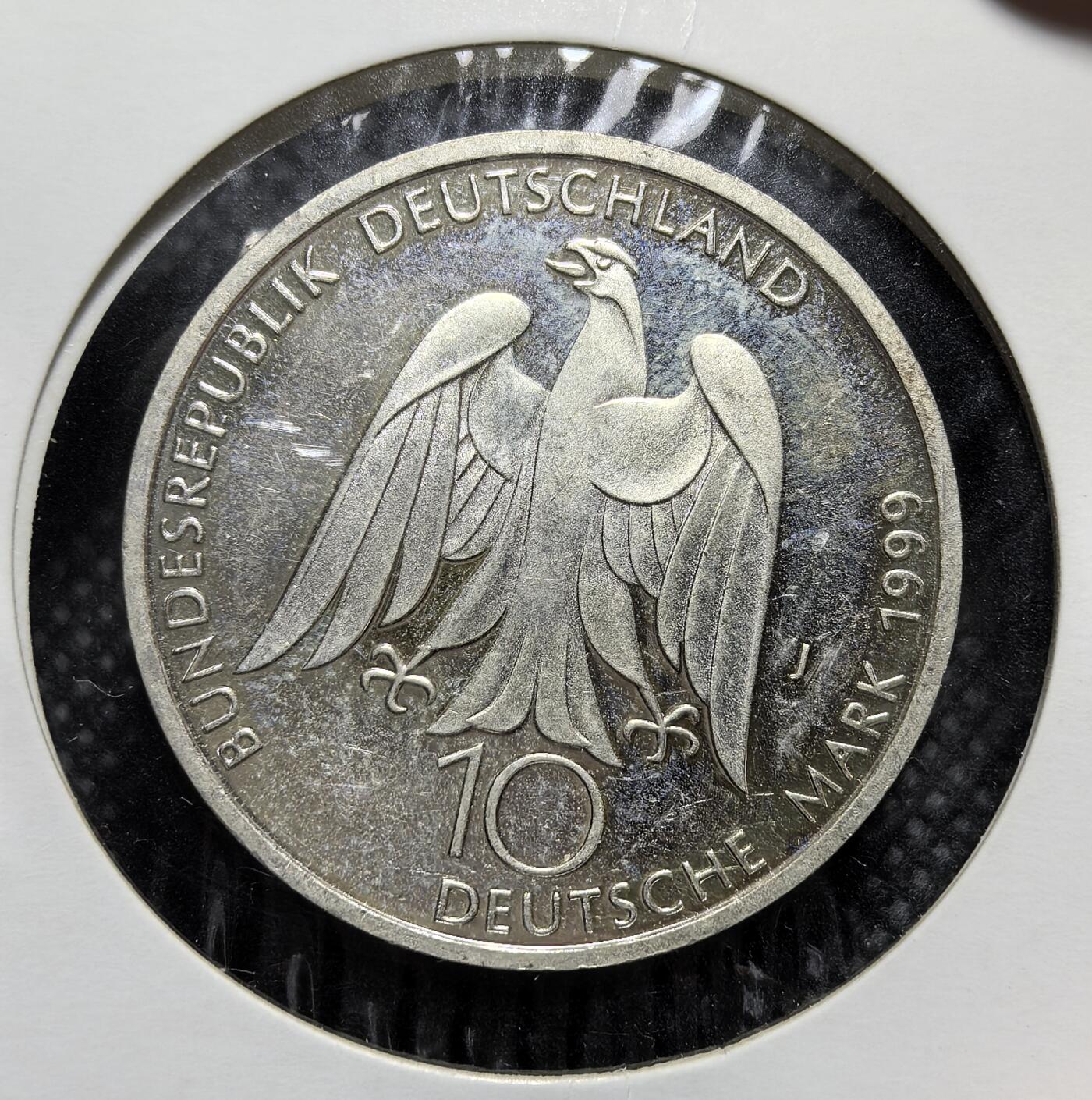 外国优质老铜币银币苏联纪念章，每周六晚九点倒数截拍，满百包邮可寄存，持续收拍 精制1999 年德国欧洲文化之都10 马克纪念银币，为纪念歌德诞辰 250 周年与魏玛当选 “欧洲文化之都” 而铸造，正面是联邦鹰，背面为歌德头像与魏玛文化名人名录，是德国马克末期的代表性纪念币。