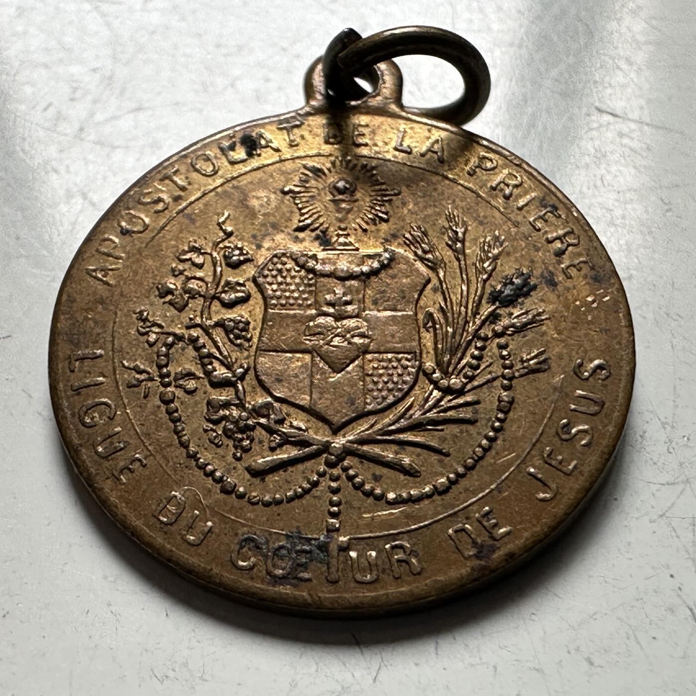 🌹外币初藏🌹🐯2026年第28场   每周二四六晚8️⃣点 接代拍 法国耶稣圣心祈祷联盟祈福吊坠15.5mm 里昂铸造很精美