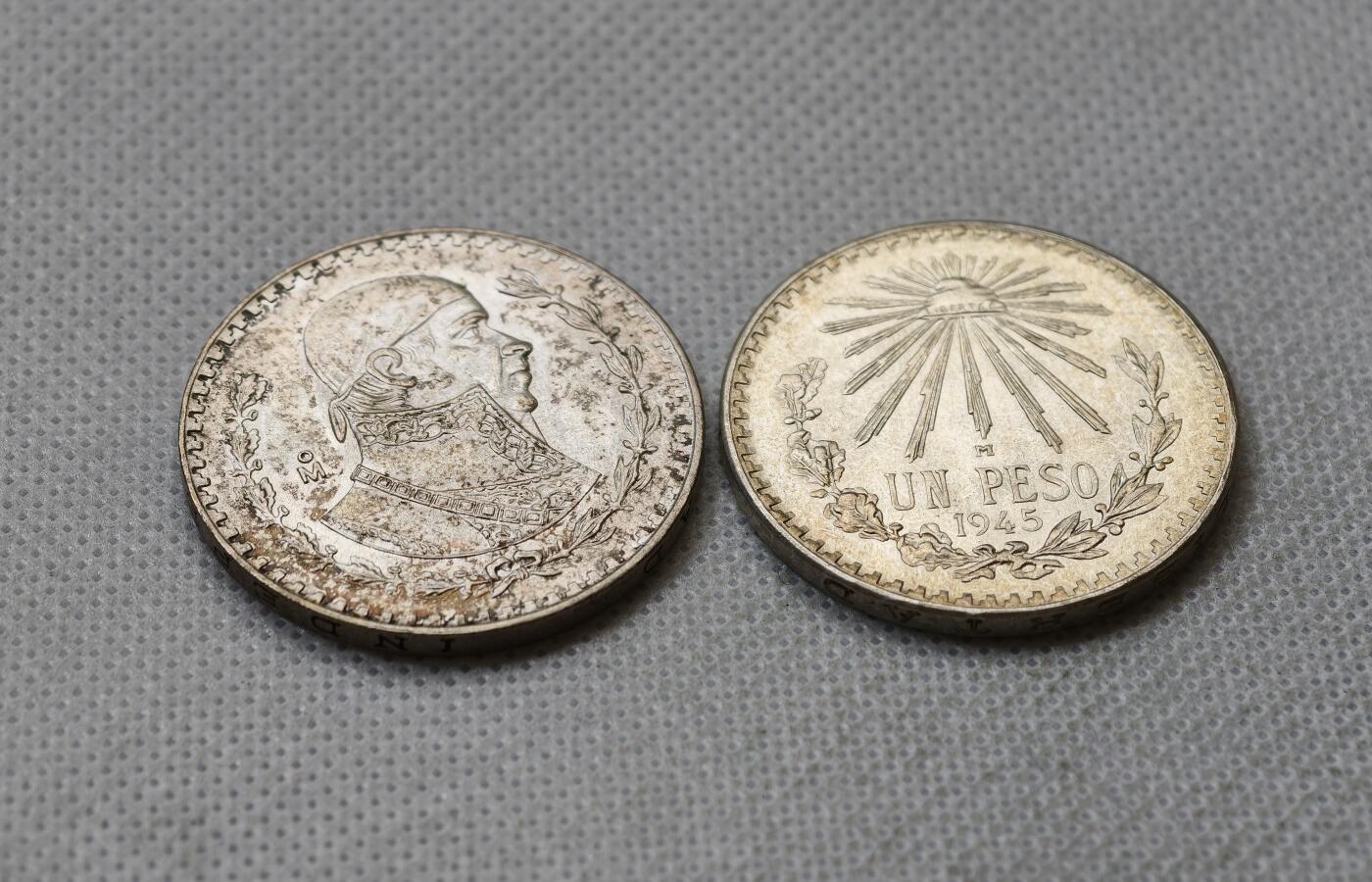 甄臻铺-世界币章拍卖（第54期），3月28日甄品场拍品征集中，送拍享返佣金等优惠多多 墨西哥鹰洋2枚，UNC转光 1945年720银 1964年一成银，细节见图