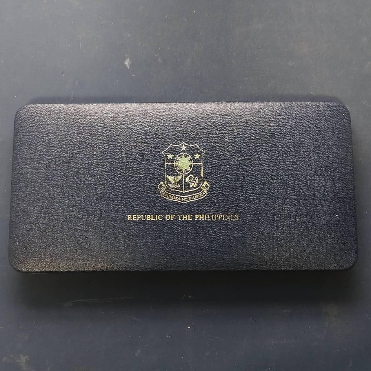 【全场包邮】纯粹捡漏拍513场 菲律宾1975年官方封装精制套币-盒证全-含马科斯银币【40毫米27.4克92.5%】+阿奎纳尔多银币【38毫米25克50%】【共计含纯银37.85克】