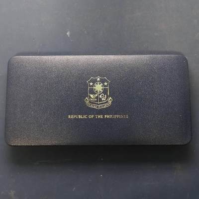 【全场包邮】纯粹捡漏拍513场 - 菲律宾1975年官方封装精制套币-盒证全-含马科斯银币【40毫米27.4克92.5%】+阿奎纳尔多银币【38毫米25克50%】【共计含纯银37.85克】