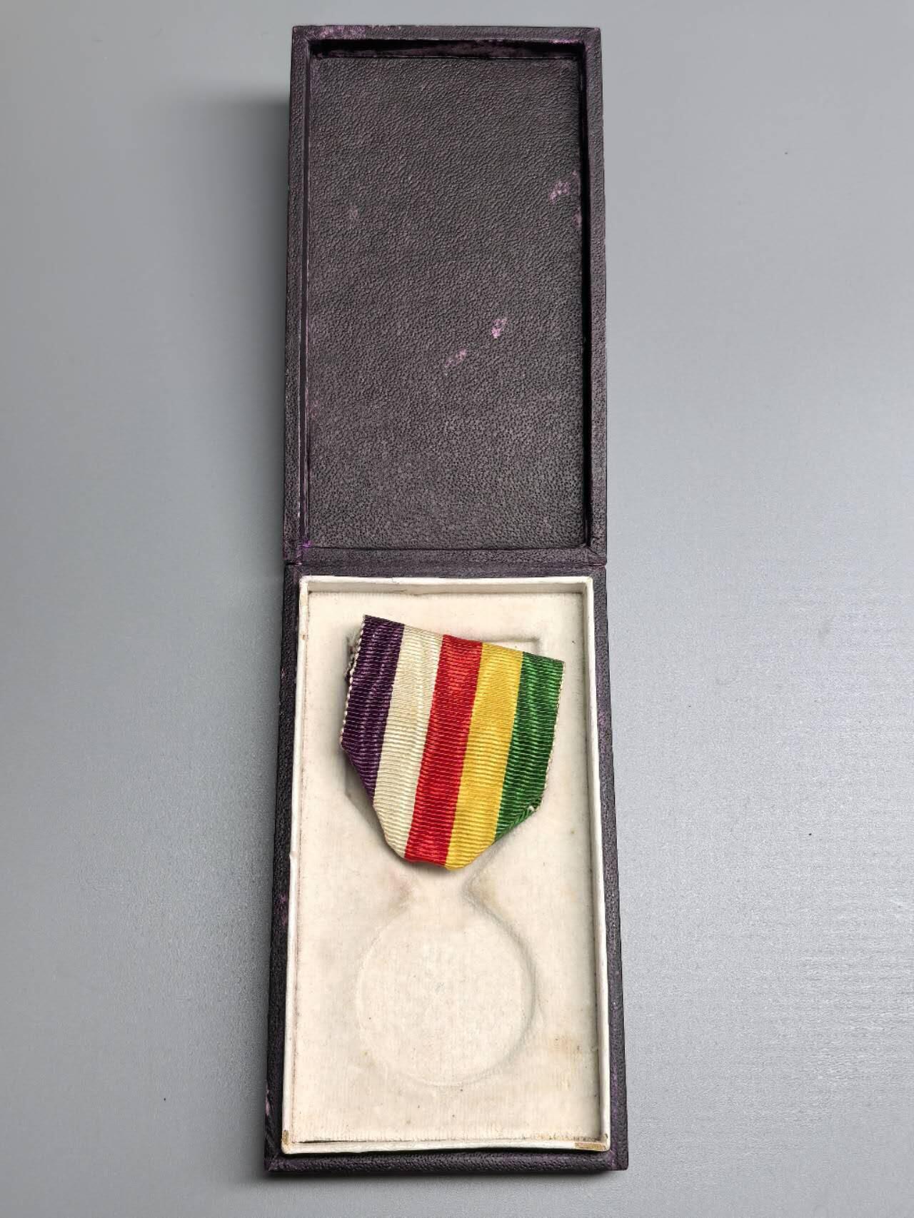 小驴勋章奖章收藏3月14日周六晚六点拍卖（珍爱和平，收藏战争，铭记历史，勿忘国耻，忠党爱国。有偿代拍，送拍规则在简介最后，参拍须阅读规则后再参拍，关系到运费包装发货时效真假辨别等关键信息，拍卖时不再发原图，看大图店主微信码在拍卖店铺介绍里）