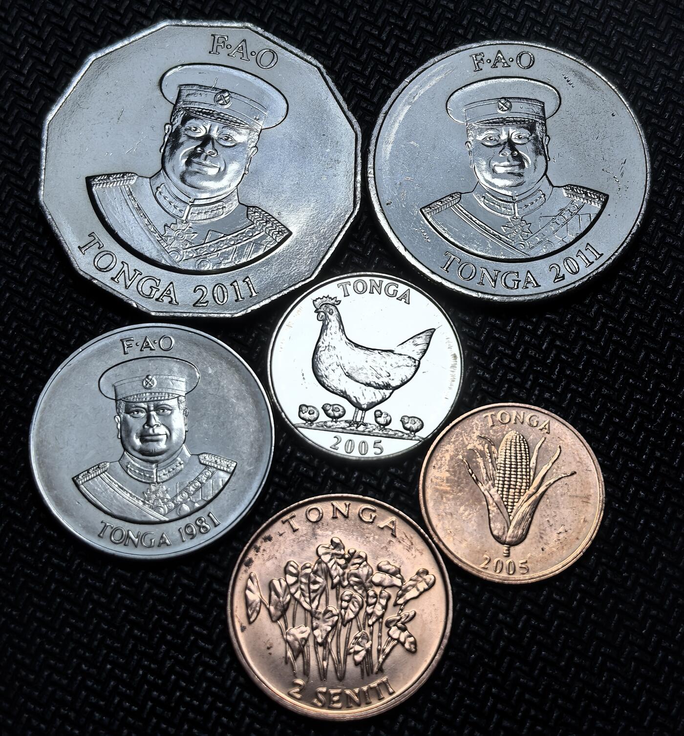 外国优质老铜币银币苏联纪念章，每周六晚九点倒数截拍，满百包邮可寄存，持续收拍 汤加FAO纪念币一组。币面多为国王头像与本土农作物（玉米、薯类），属汤加反映农业与王室传承的特色铸币。