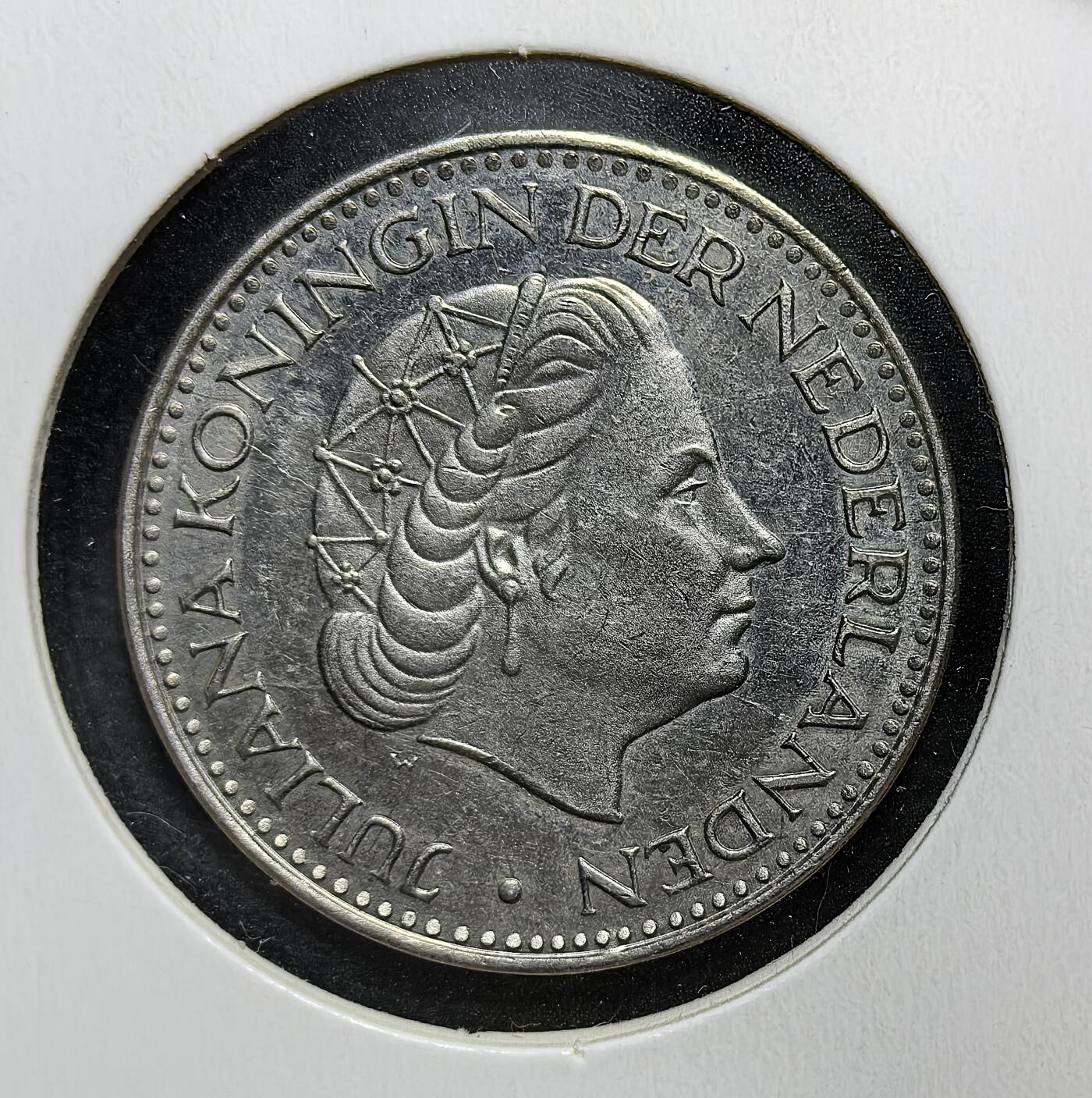 外国优质老铜币银币苏联纪念章，每周六晚九点倒数截拍，满百包邮可寄存，持续收拍 荷兰朱丽安娜女王1968年1盾。正面为女王侧像，背面是荷兰国徽与王冠，见证二战后荷兰君主立宪制下的货币体系，是战后经济复苏的实物见证。