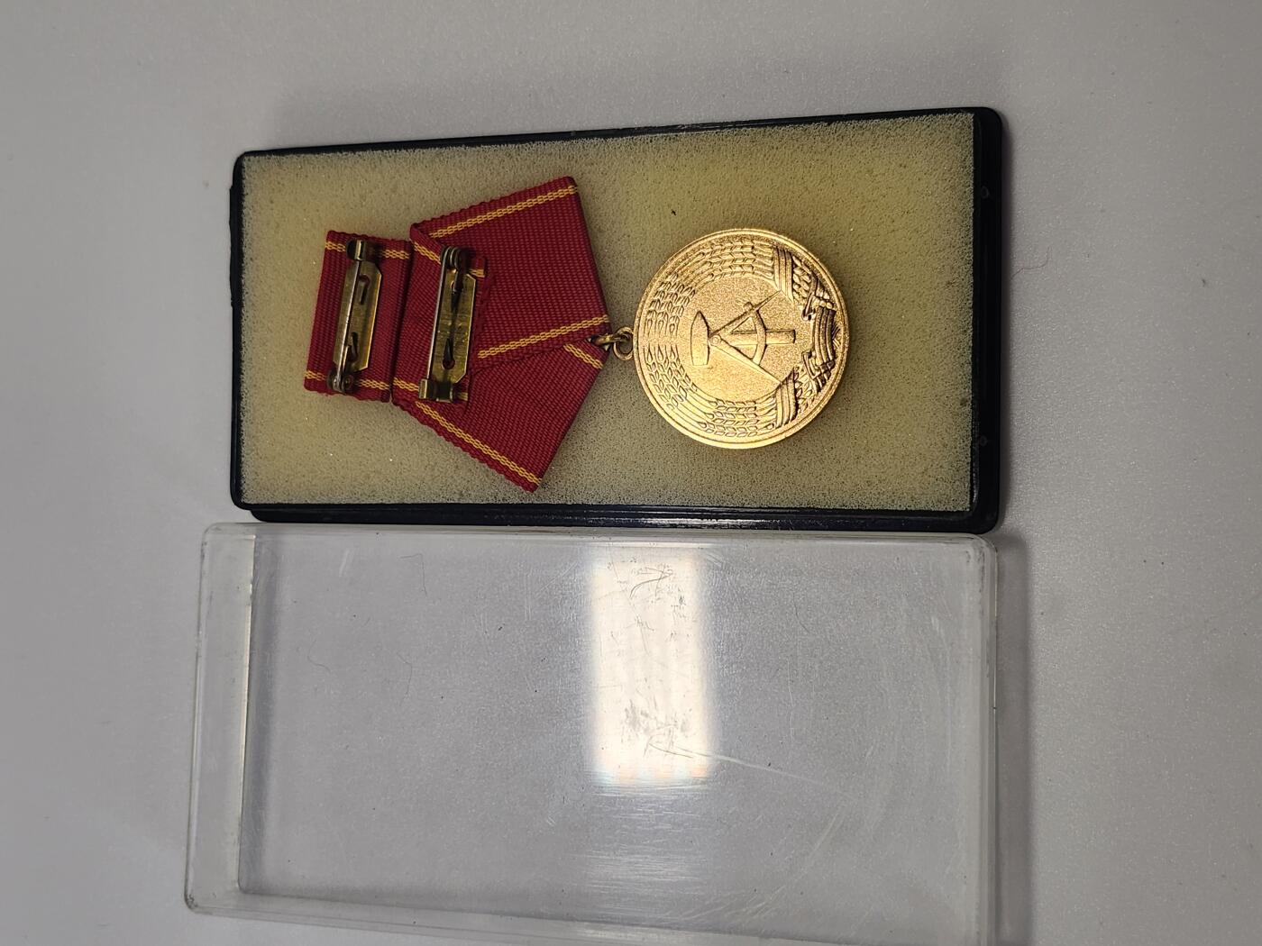 南水社第3次拍卖 春季专场 民主德国特级工人阶级战斗队忠诚服役奖章 完好盒略章