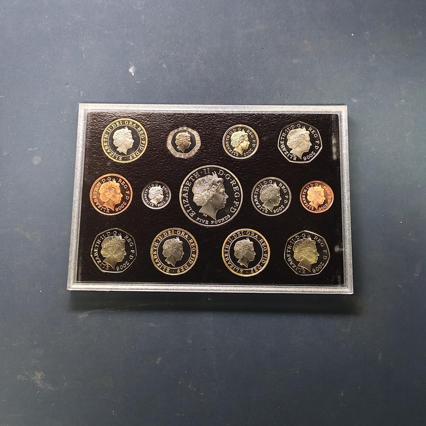 【全场包邮】纯粹捡漏拍513场 英国2006年官方收藏盒装精制套币-盒证全-含5镑女王大寿+2镑布鲁内尔2枚+1镑埃及桥+50便士维多利亚十字勋章2枚精制纪念币