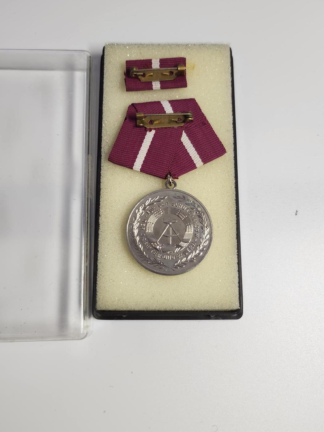 南水社第3次拍卖 春季专场 民主德国银级民防部队忠诚服役奖章 完好盒略章