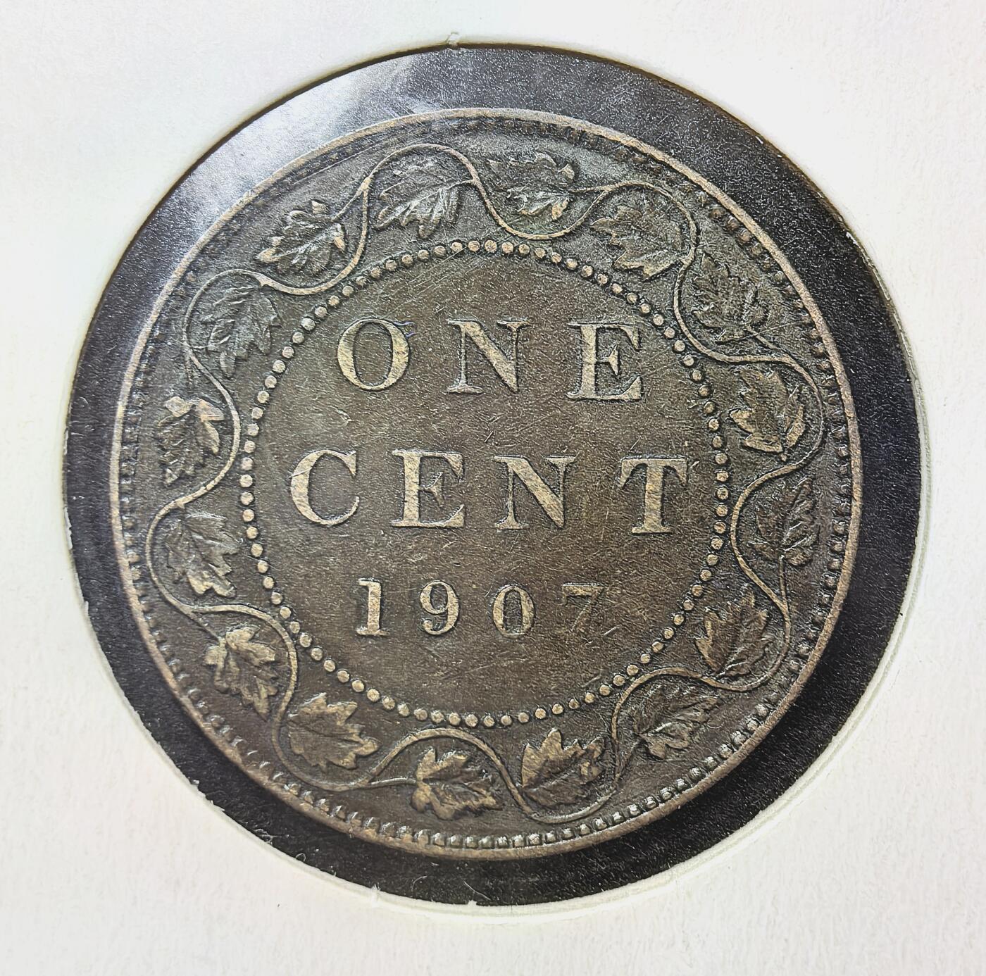 外国优质老铜币银币苏联纪念章，每周六晚九点倒数截拍，满百包邮可寄存，持续收拍 加拿大1907年壹分铜币，属爱德华七世时期（1902-1910），由英国皇家造币厂铸造，正面为国王右像及拉丁文头衔，背面是枫叶环饰与面值。材质为青铜，是加拿大早期流通币，见证英属加拿大的货币体系。