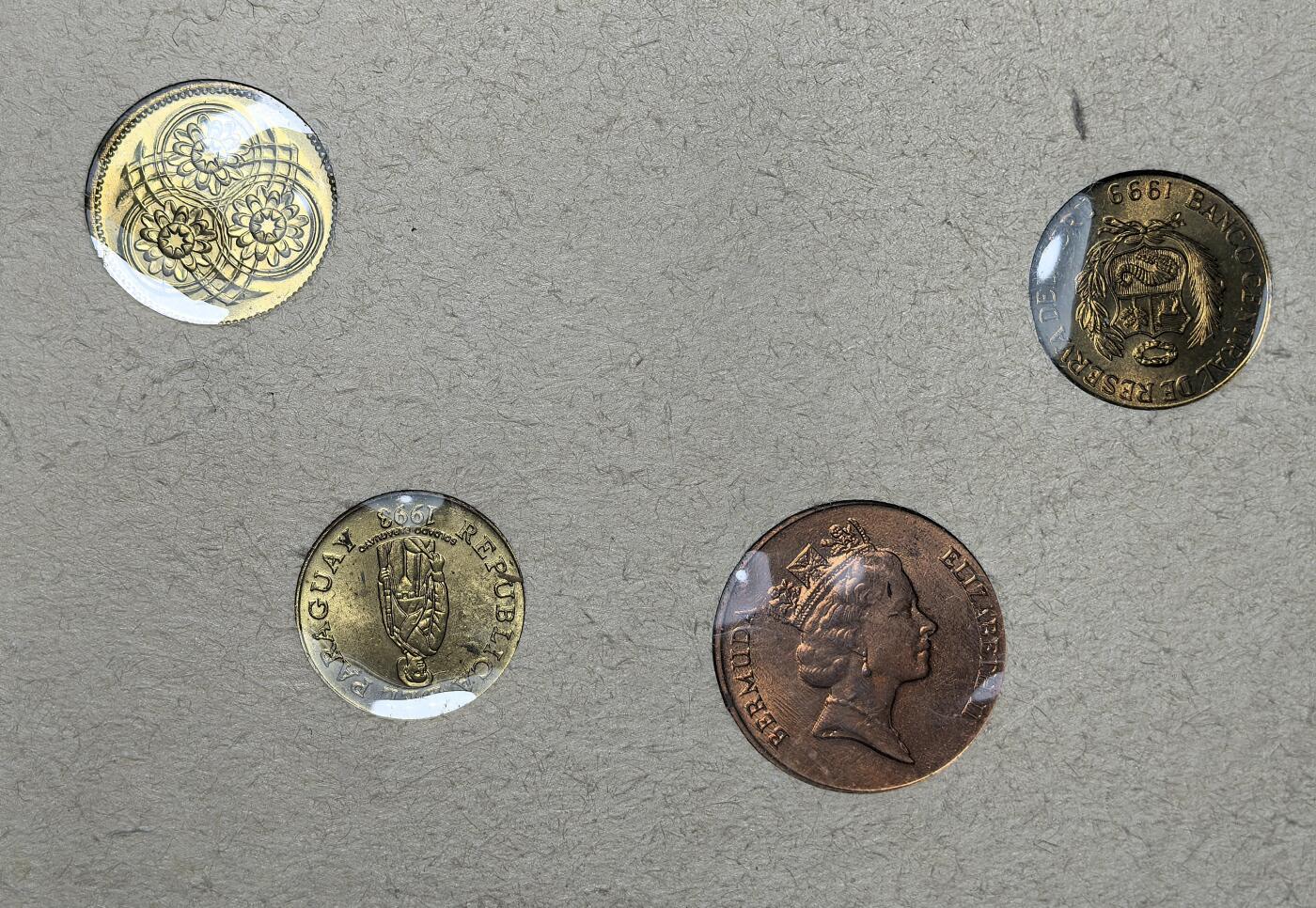 外国优质老铜币银币苏联纪念章，每周六晚九点倒数截拍，满百包邮可寄存，持续收拍 散币4枚带一个纸板