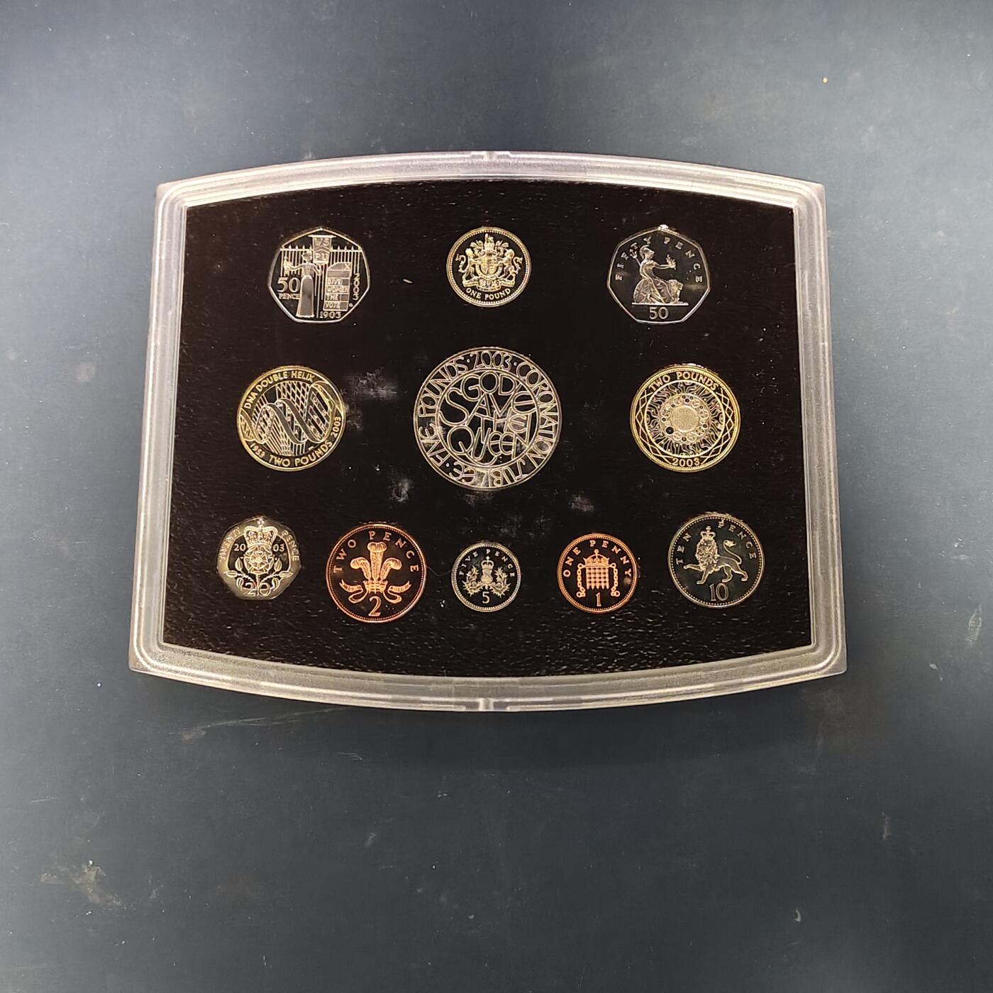 【全场包邮】纯粹捡漏拍513场 英国2003年官方收藏盒装精制套币-盒证全-含5镑女王加冕50周年+2镑DNA发现50周年+1镑盾徽+50便士妇女社会和政治联盟精制纪念币