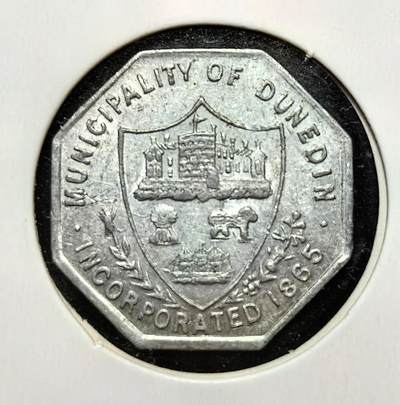 外国优质老铜币银币苏联纪念章，每周六晚九点倒数截拍，满百包邮可寄存，持续收拍 - 新西兰达尼丁市 1865 年一便士代用币。八角边形与市政徽章体现其市政发行属性，作为早期交通代币，见证达尼丁的城市公共交通发展史。