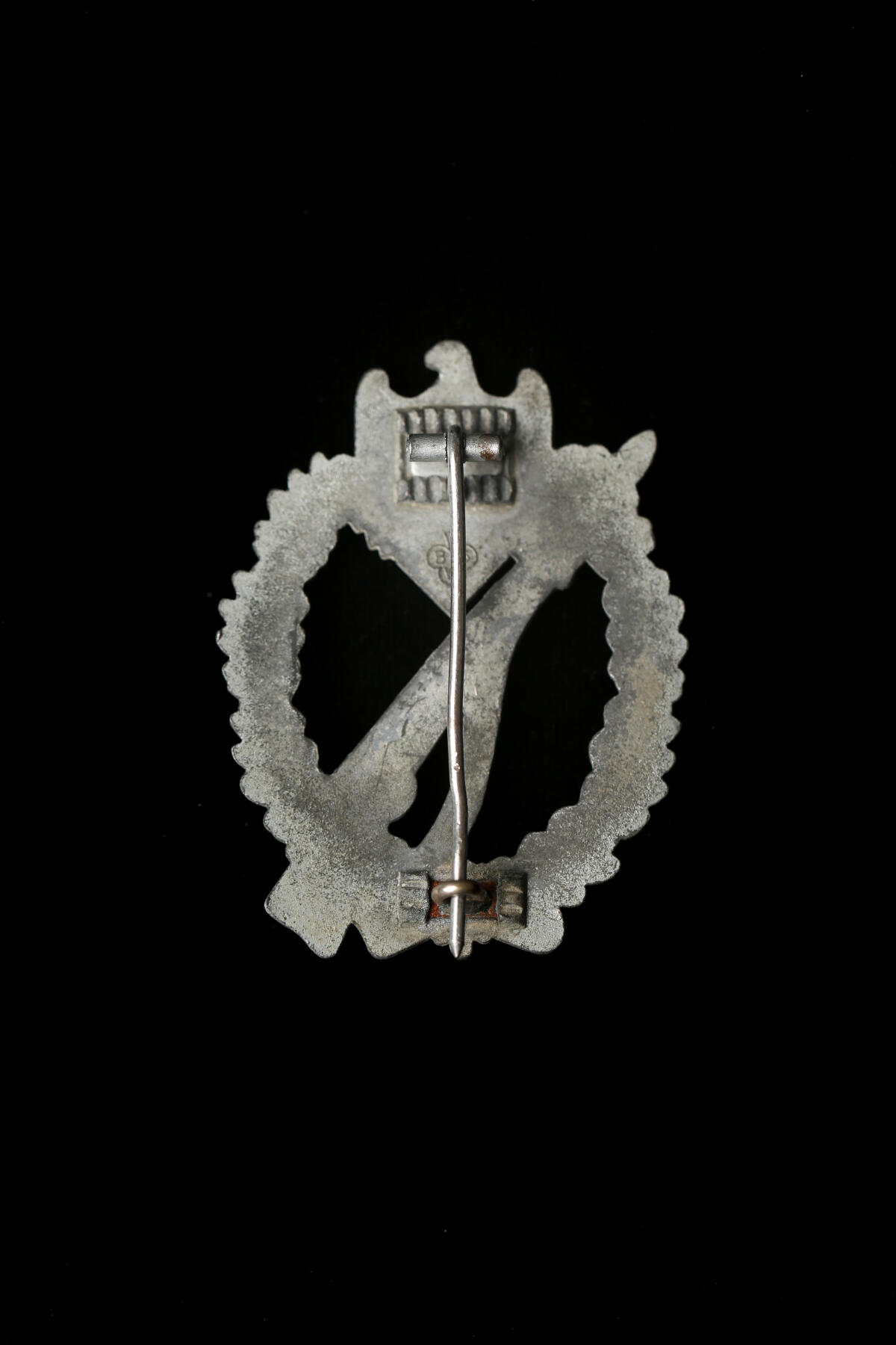 戎马世界章牌大赏第112期 德专场 银级步兵突击勋章 Bruder Schnider, Wien厂造 背打bsw三叶草标（这厂背板挺独特的）