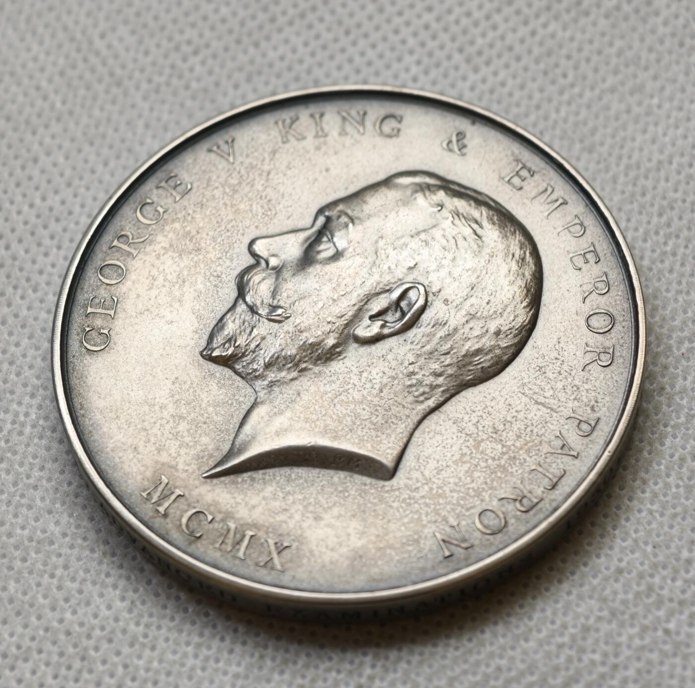 甄臻铺-世界币章拍卖（第54期），3月28日甄品场拍品征集中，送拍享返佣金等优惠多多 1930年英国皇家艺术协会（RSA）西班牙语高级考试纪念银章，乔治五世国王肖像，带原装红皮盒，直径56毫米，重90克，品相完美，包浆自然（鸽子重拍）