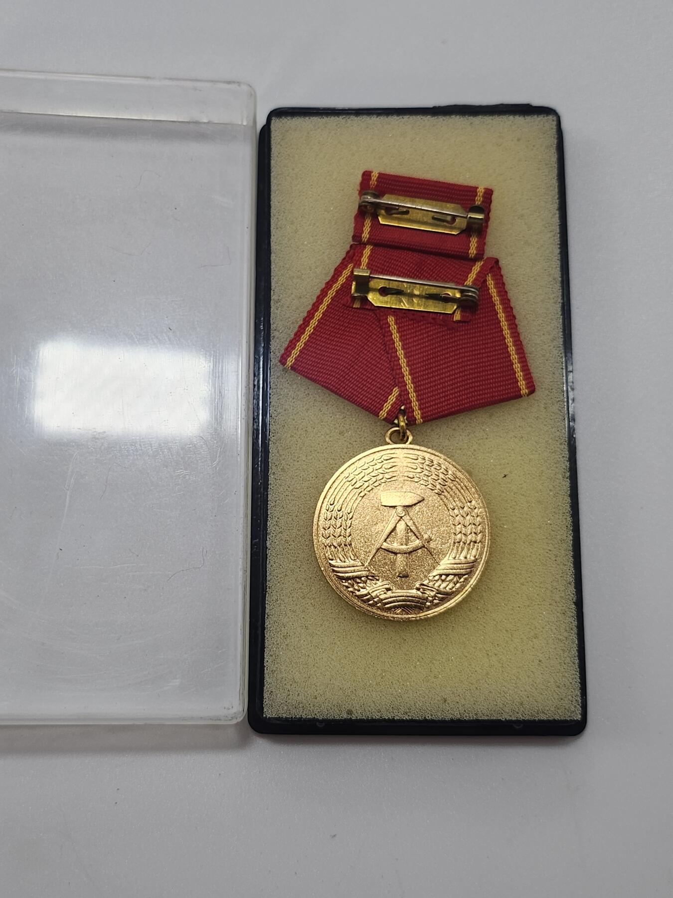 南水社第3次拍卖 春季专场 民主德国特级工人阶级战斗队忠诚服役奖章 完好盒略章