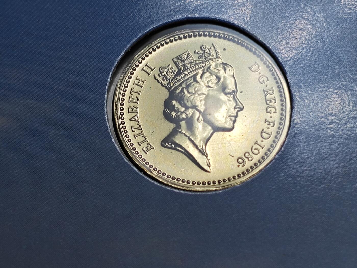 KK钱币收藏小铺   套币专场 2月预留时间 周末发货  1986英国精制1镑 卡册