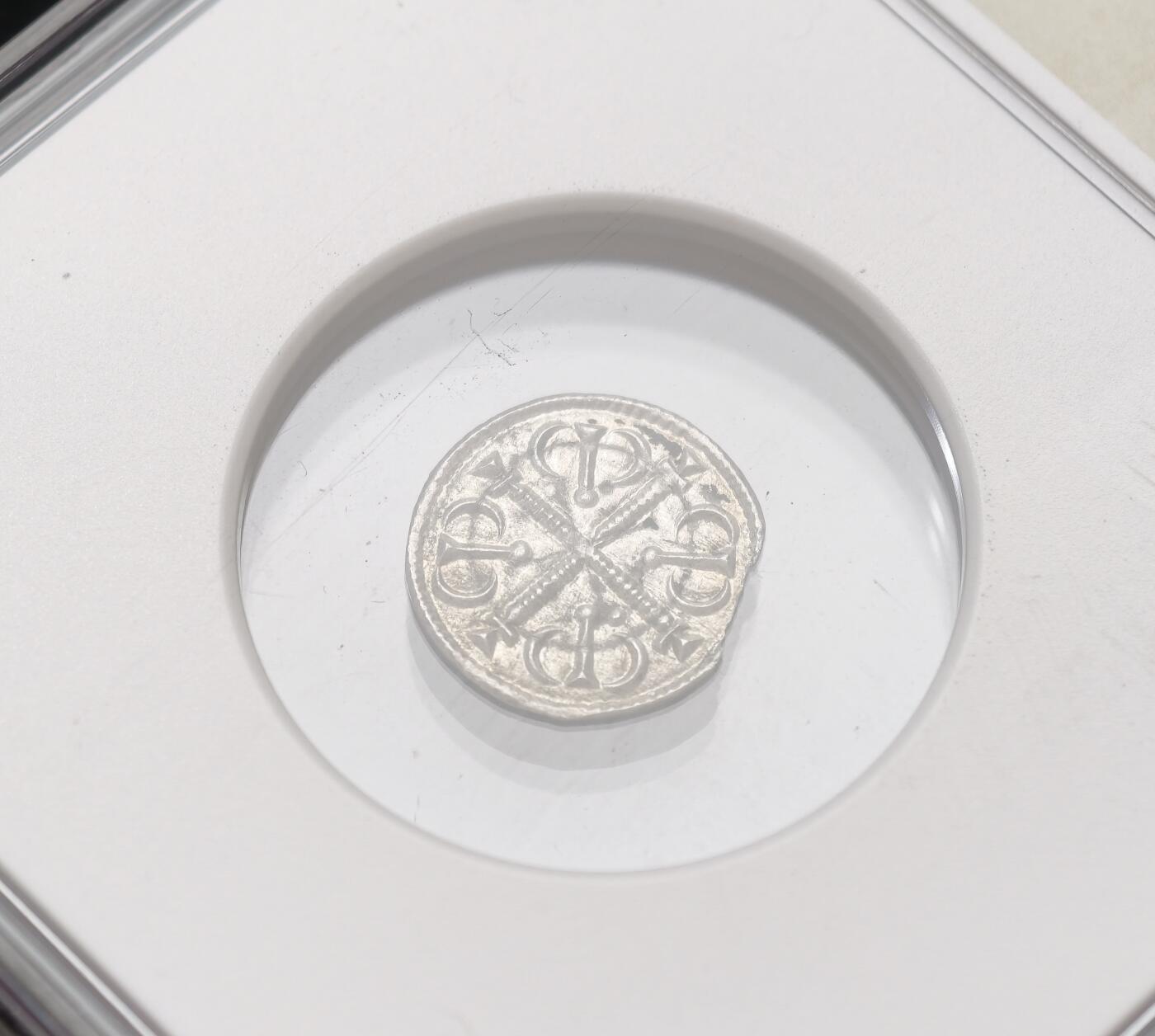 甄臻铺-世界币章拍卖（第54期），3月28日甄品场拍品征集中，送拍享返佣金等优惠多多 NGC-MS64 中世纪匈牙利盖扎二世打制银币，冠军分，中世纪特殊标签，边缘缺打为打制币正常现象，中心图案保存完整且非常清晰，近千年依然保存原光，此品种非常少见，NGC官网将中世纪匈牙利同一国王不同版本都放在同一类别中，实际此版别数量比评级总数（135枚）要少得多