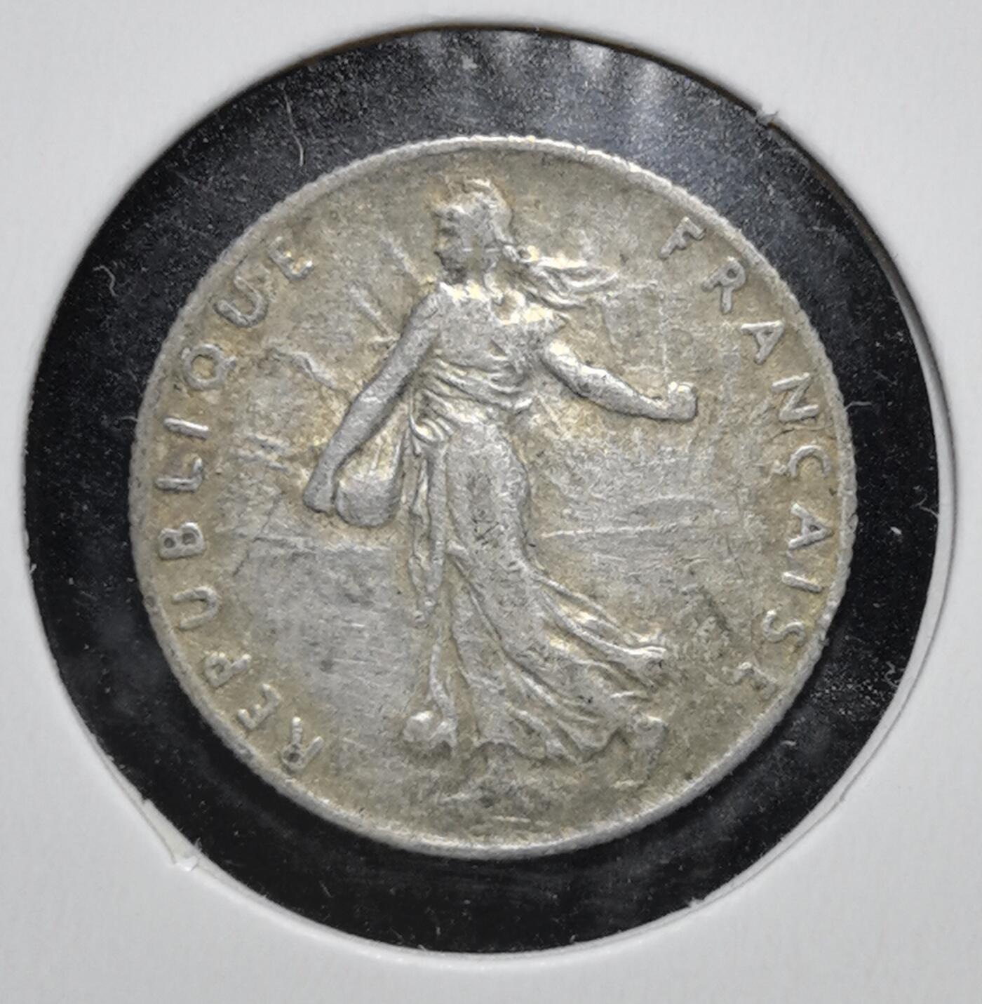 外国优质老铜币银币苏联纪念章，每周六晚九点倒数截拍，满百包邮可寄存，持续收拍 法兰西第三共和国1915年50 生丁播种者银币。正面为 Roty 设计的播种女神形象，象征共和精神；背面刻有 “自由、平等、博爱” 与橄榄枝，发行于一战期间，是法国近代流通银币的经典代表。