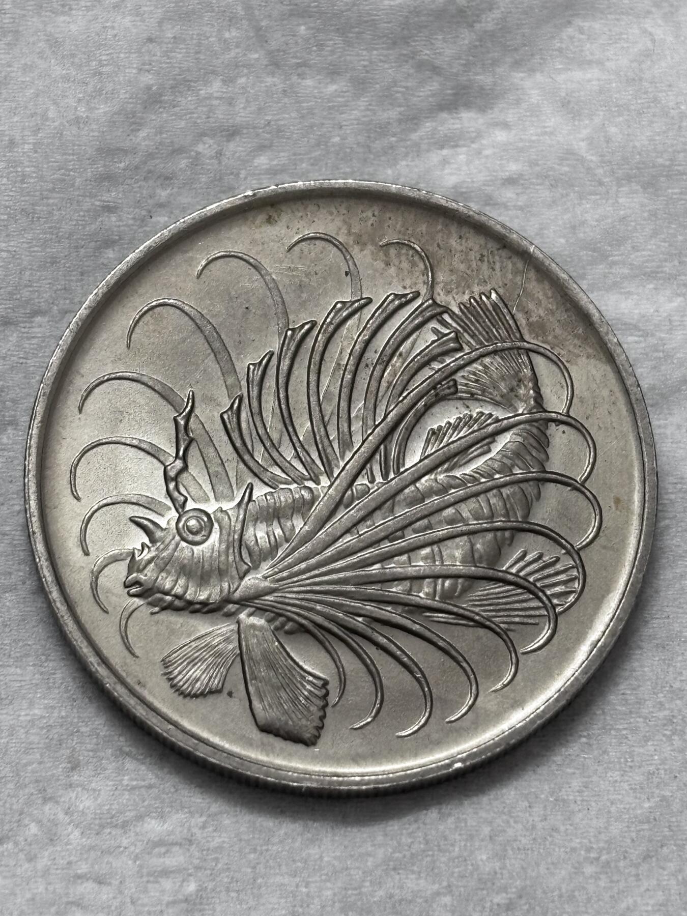 文馨钱币收藏第 296 场，长期接代拍业务 全新 1972 年新加坡老版 50 分狮子鱼