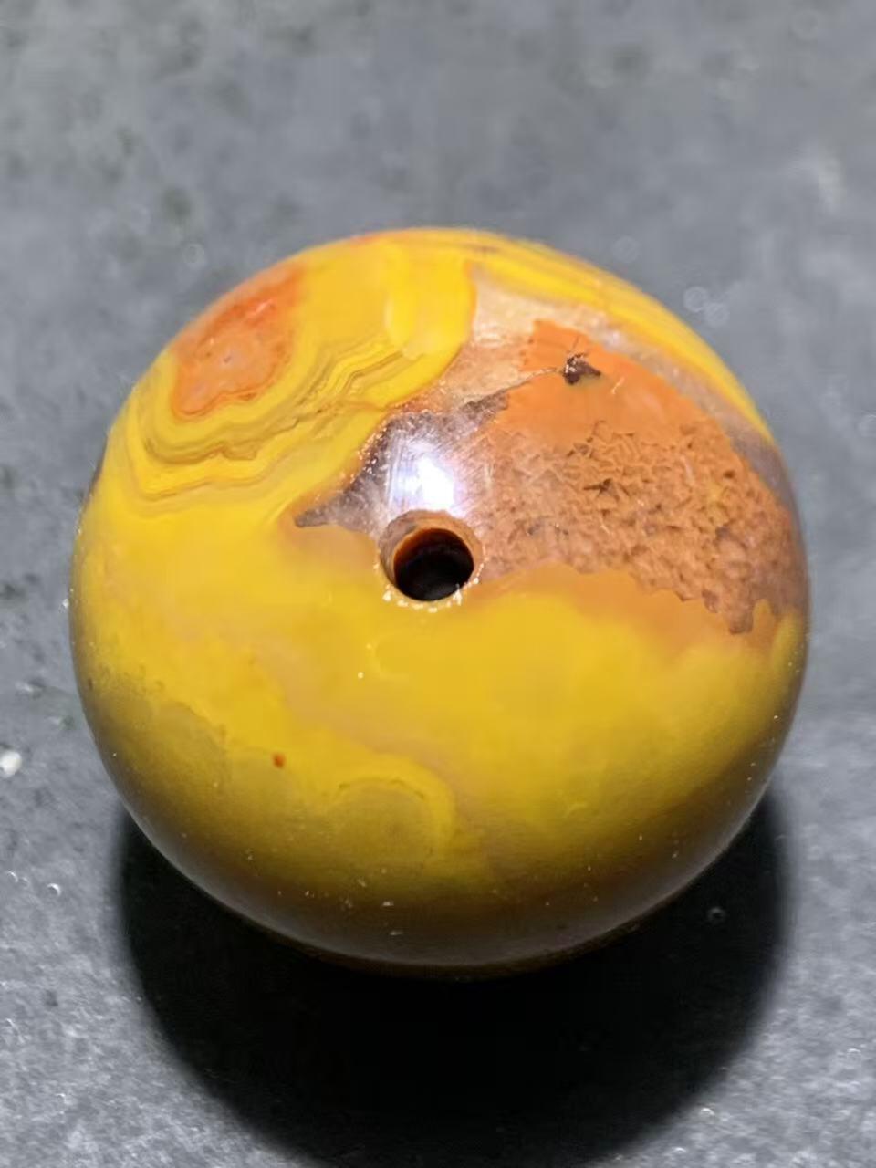 精美高玉化冰飘糖心料8字图案草花纹战国红玛瑙圆珠一颗！