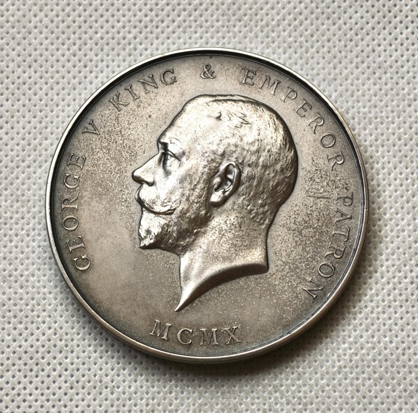 甄臻铺-世界币章拍卖（第54期），3月28日甄品场拍品征集中，送拍享返佣金等优惠多多 1930年英国皇家艺术协会（RSA）西班牙语高级考试纪念银章，乔治五世国王肖像，带原装红皮盒，直径56毫米，重90克，品相完美，包浆自然（鸽子重拍）