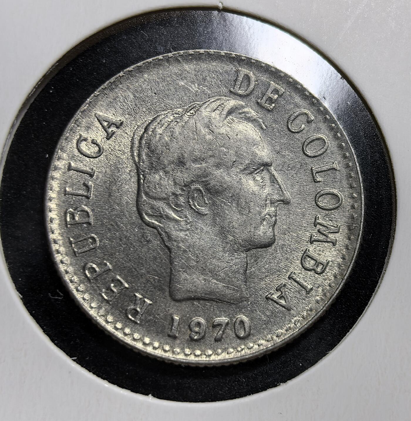 外国优质老铜币银币苏联纪念章，每周六晚九点倒数截拍，满百包邮可寄存，持续收拍 哥伦比亚1970年20分，正面为 “解放者” 玻利瓦尔侧面像，环书国名，背面铸 “20 CENTAVOS” 及橄榄枝，属该国中后期 Decimal 货币体系，见证其经济与货币史。