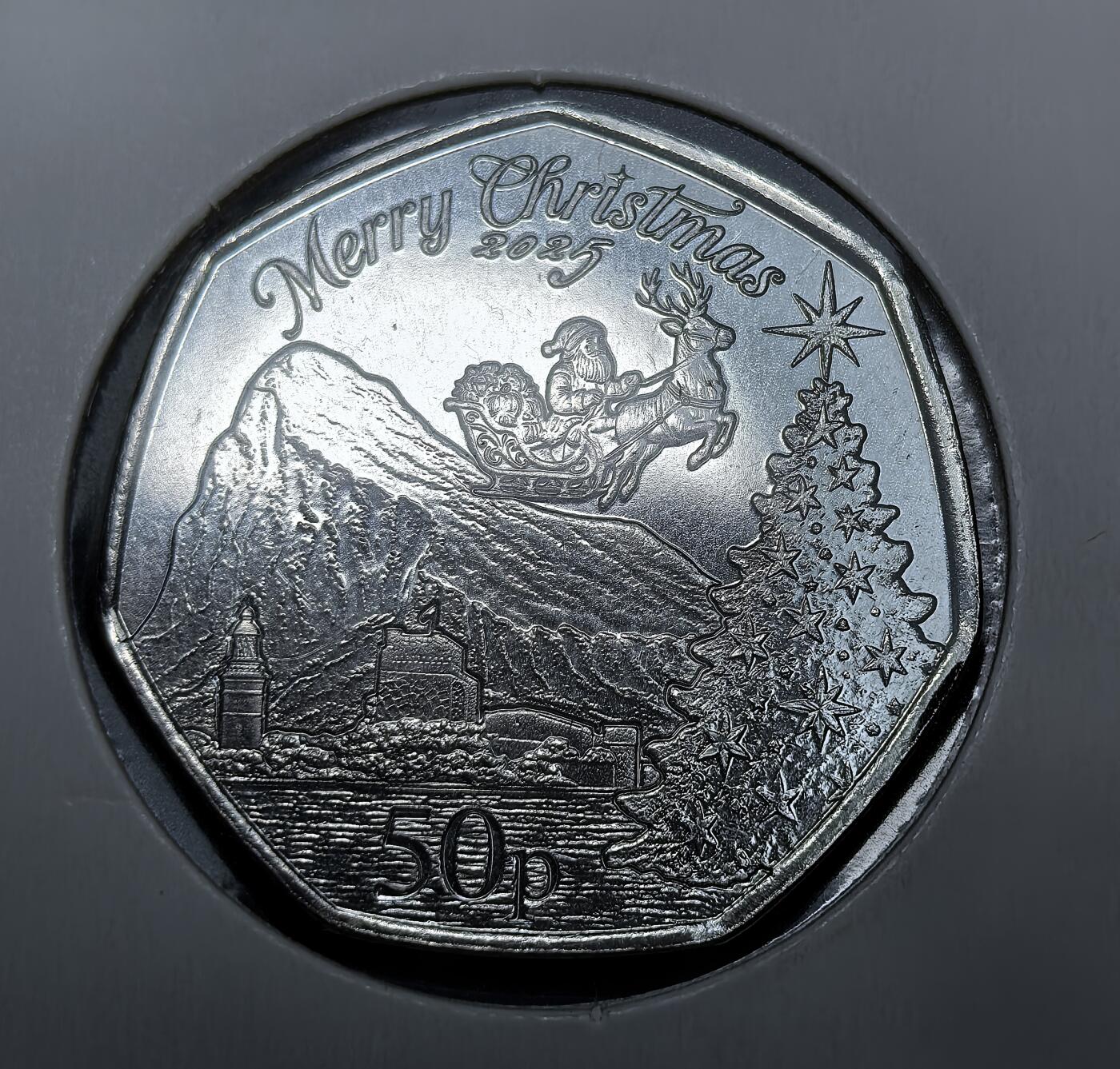 外国优质老铜币银币苏联纪念章，每周六晚九点倒数截拍，满百包邮可寄存，持续收拍 直布罗陀2025年50 便士圣诞纪念币，正面为查尔斯三世国王头像，背面以圣诞老人驾雪橇飞越直布罗陀岩山的场景为图案，是英属直布罗陀首款以查理三世为君主的圣诞纪念币种。