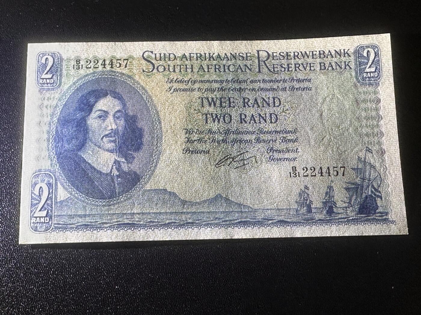 《外钞收藏家》第六百一十七期（精选场）（长期征集拍品、欢迎藏友们联系合作） 南非1兰特 全新+2兰特近全新 2张一起