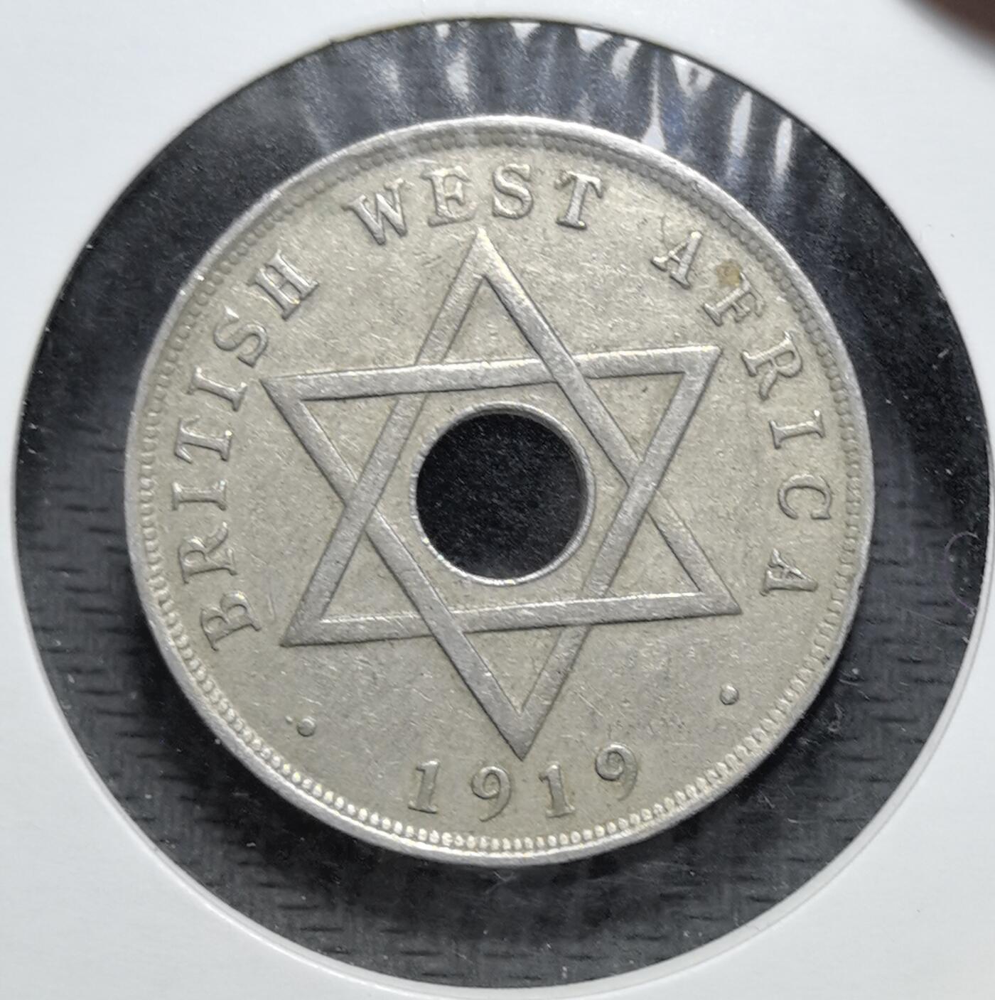 外国优质老铜币银币苏联纪念章，每周六晚九点倒数截拍，满百包邮可寄存，持续收拍 英属西非1919年1便士，属乔治五世时期殖民货币。币面六角星为地区标识，中央圆孔便于携带，见证英国殖民经济，是西非近代货币史的实物遗存。