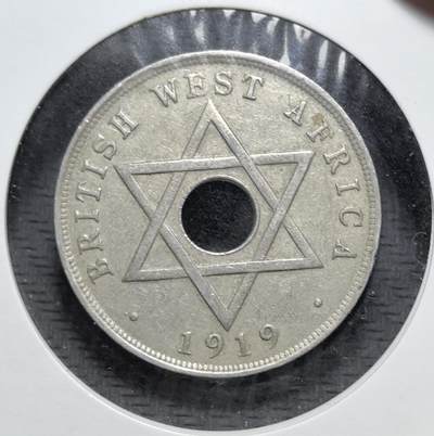 外国优质老铜币银币苏联纪念章，每周六晚九点倒数截拍，满百包邮可寄存，持续收拍 - 英属西非1919年1便士，属乔治五世时期殖民货币。币面六角星为地区标识，中央圆孔便于携带，见证英国殖民经济，是西非近代货币史的实物遗存。