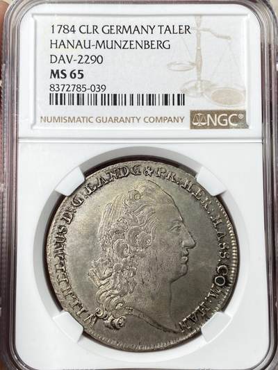 万国钱币拍卖第062期 - NGC MS65 1784年德国黑森-卡塞尔-汉瑙-明森堡威廉九世双狮护盾大泰勒 MUNZEN在德语中即为钱币之意 可谓是德国“钱堡” 汉瑙-明森堡伯国于1736年绝嗣后并入黑森-卡塞尔伯国 正面铭文意为威廉九世 承上帝恩典 黑森土地伯爵及继承王子 汉瑙伯爵 背面意为此枚银币银料来自比伯矿脉 NGC唯二评级唯一冠军分 亚军便是VF30 无可撼动的统治级BU品相 错过即无的顶级小邦精品泰勒