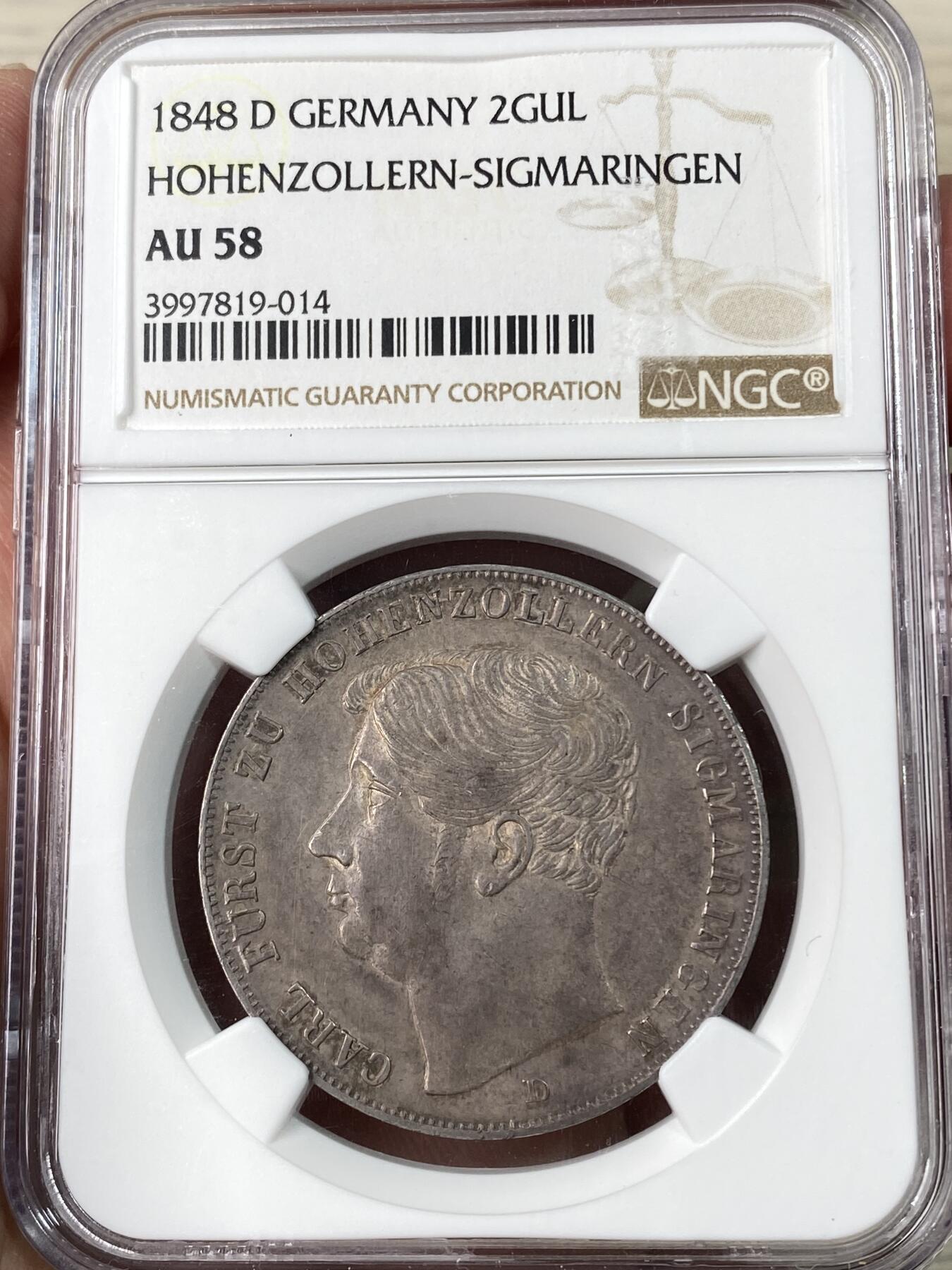 万国钱币拍卖第062期 NGC AU58 1848德国霍亨索伦-西格玛宁根纹章2古尔登 德邦大名誉品种 顶级小邦 1848关门年份 发行量仅6905枚 即便通货也是难得一见 极具特色的纹章设计 双面厚重欧陆酱五彩极美 观感远超分数的状态 NGC亚军分收藏级品质