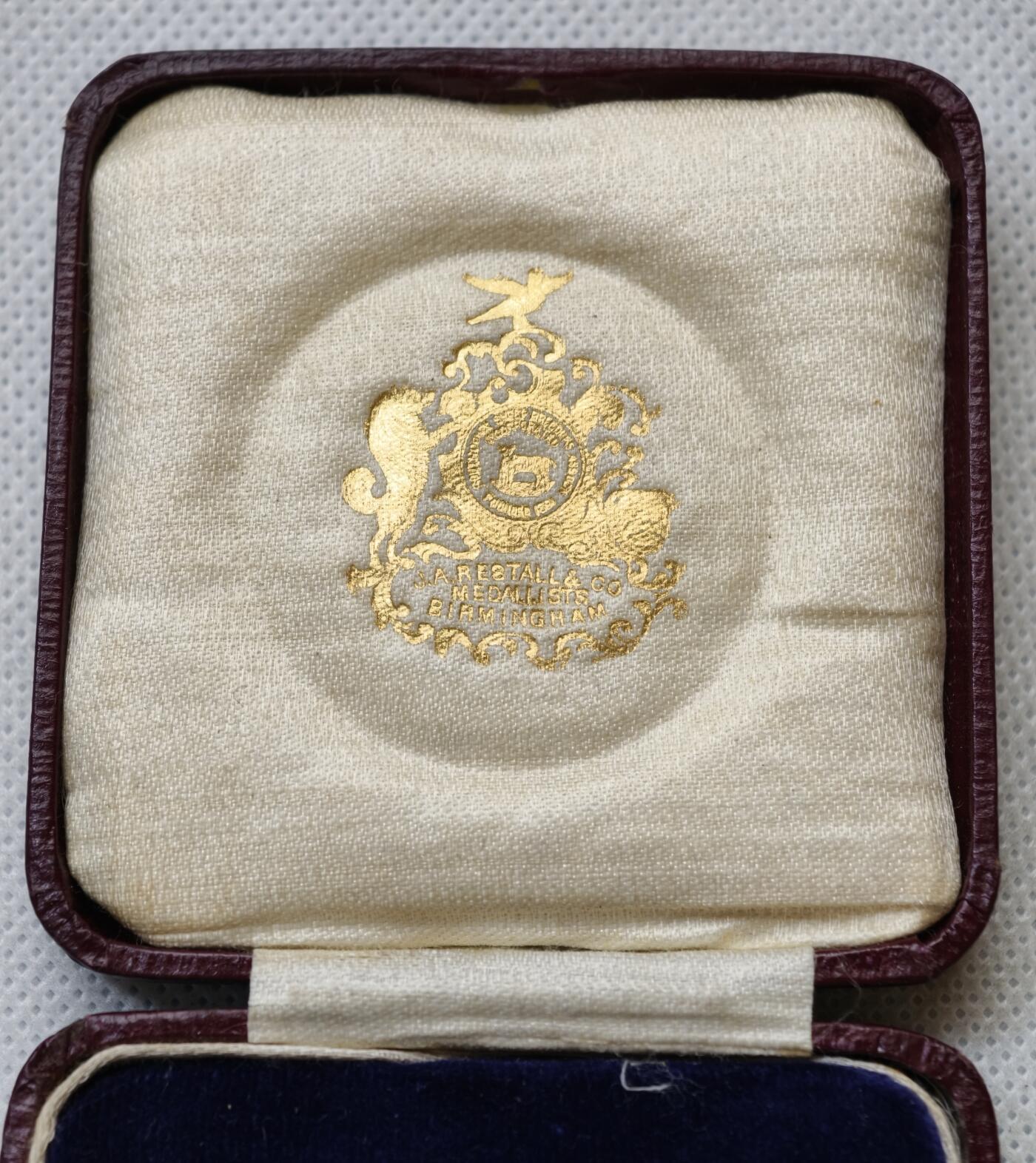 甄臻铺-世界币章拍卖（第54期），3月28日甄品场拍品征集中，送拍享返佣金等优惠多多 1927年英国龙骑士赛鸽俱乐部获奖银章，直径39毫米，重32克。正面雕刻三只鸽子图案，背面刻有W.H.Inman获奖字样。原装红皮盒，带内衬丝绒垫。表面自然氧化呈现五彩包浆，工艺精湛。边缘清晰，铭文完整，原装盒子完整（鸽子重拍）