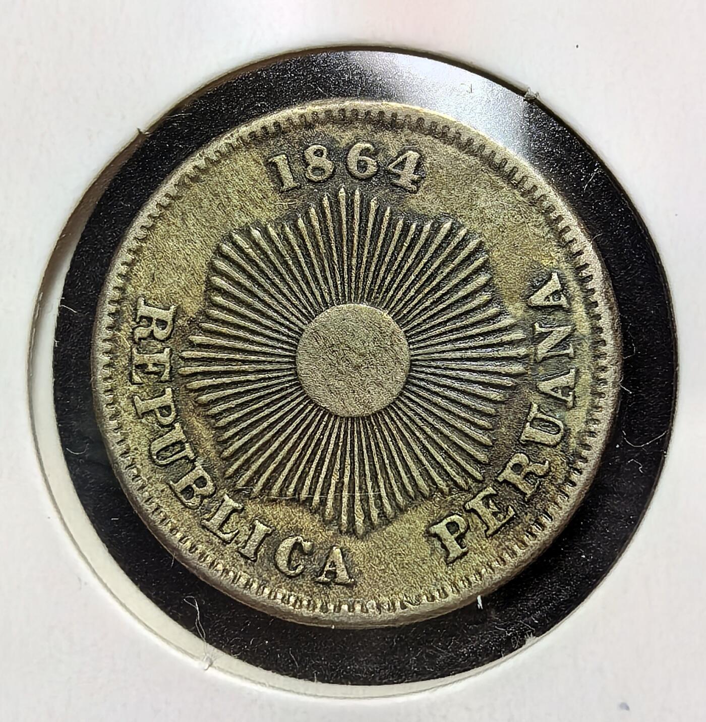 外国优质老铜币银币苏联纪念章，每周六晚九点倒数截拍，满百包邮可寄存，持续收拍 秘鲁共和国1864年壹分，为 1863 年币制改革产物，正面太阳放射纹象征独立自由，由美国康涅狄格州造币厂代铸，是秘鲁早期共和国货币的代表。