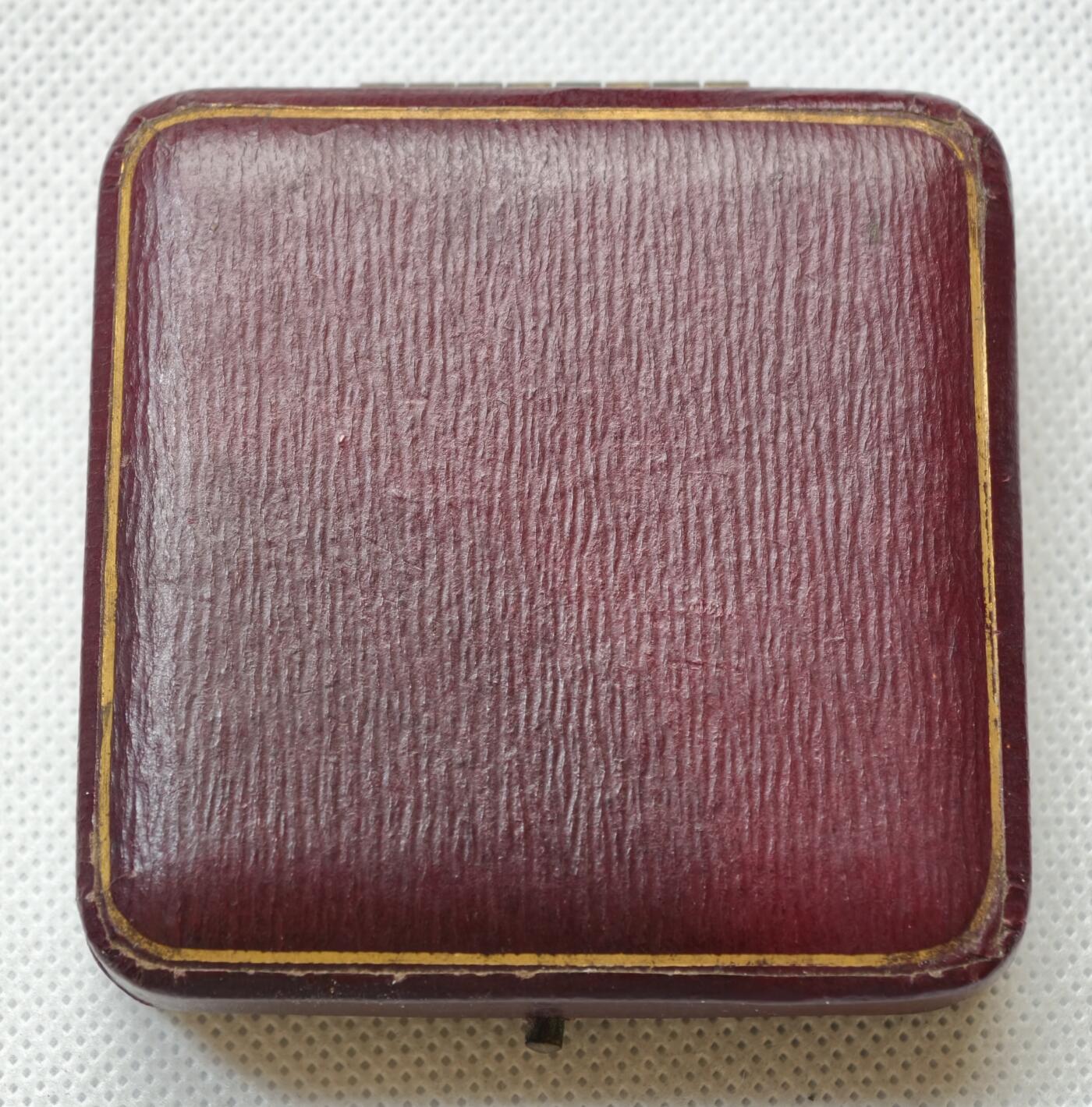 甄臻铺-世界币章拍卖（第54期），3月28日甄品场拍品征集中，送拍享返佣金等优惠多多 1927年英国龙骑士赛鸽俱乐部获奖银章，直径39毫米，重32克。正面雕刻三只鸽子图案，背面刻有W.H.Inman获奖字样。原装红皮盒，带内衬丝绒垫。表面自然氧化呈现五彩包浆，工艺精湛。边缘清晰，铭文完整，原装盒子完整（鸽子重拍）