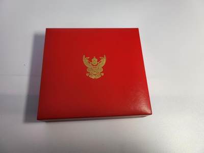 南水社第3次拍卖 春季专场 - 泰国女版指挥官级王冠勋章章盒完整 目测珐琅完好 带厂标音质 盒子有掉皮