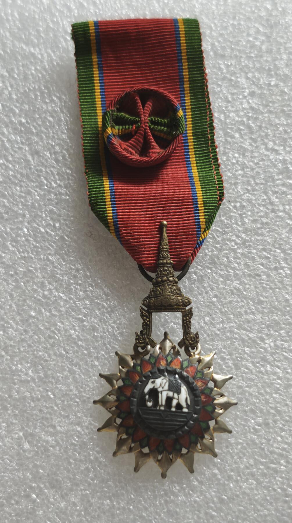 瓶子🏺第232期拍卖会  泰国银质白象勋章  1861年由拉玛四世（蒙固王）创立，是泰国最常颁发的勋章之一，授予为国家服务满5年的官员及外国友人。