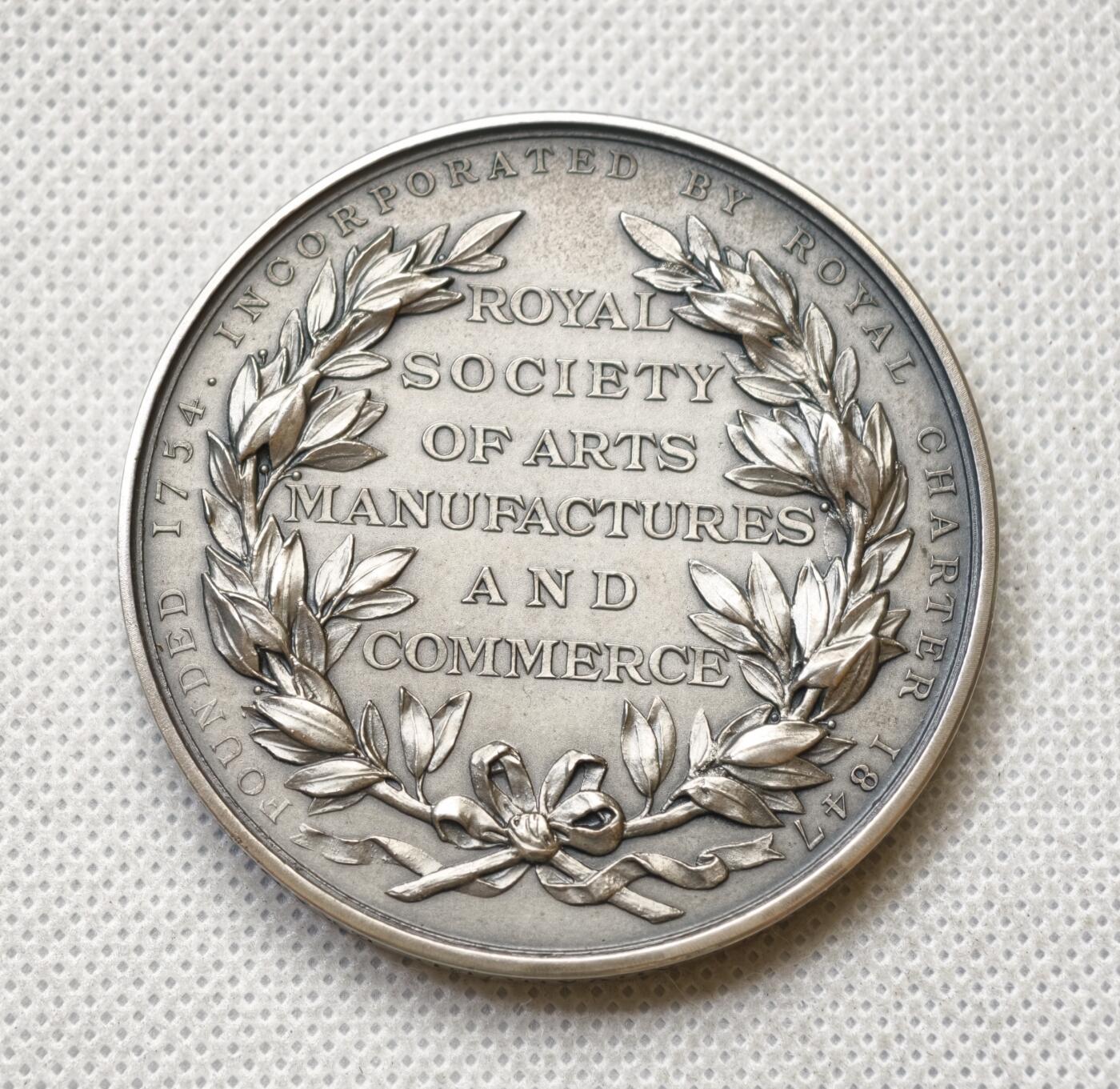 甄臻铺-世界币章拍卖（第54期），3月28日甄品场拍品征集中，送拍享返佣金等优惠多多 1930年英国皇家艺术协会（RSA）西班牙语高级考试纪念银章，乔治五世国王肖像，带原装红皮盒，直径56毫米，重90克，品相完美，包浆自然（鸽子重拍）