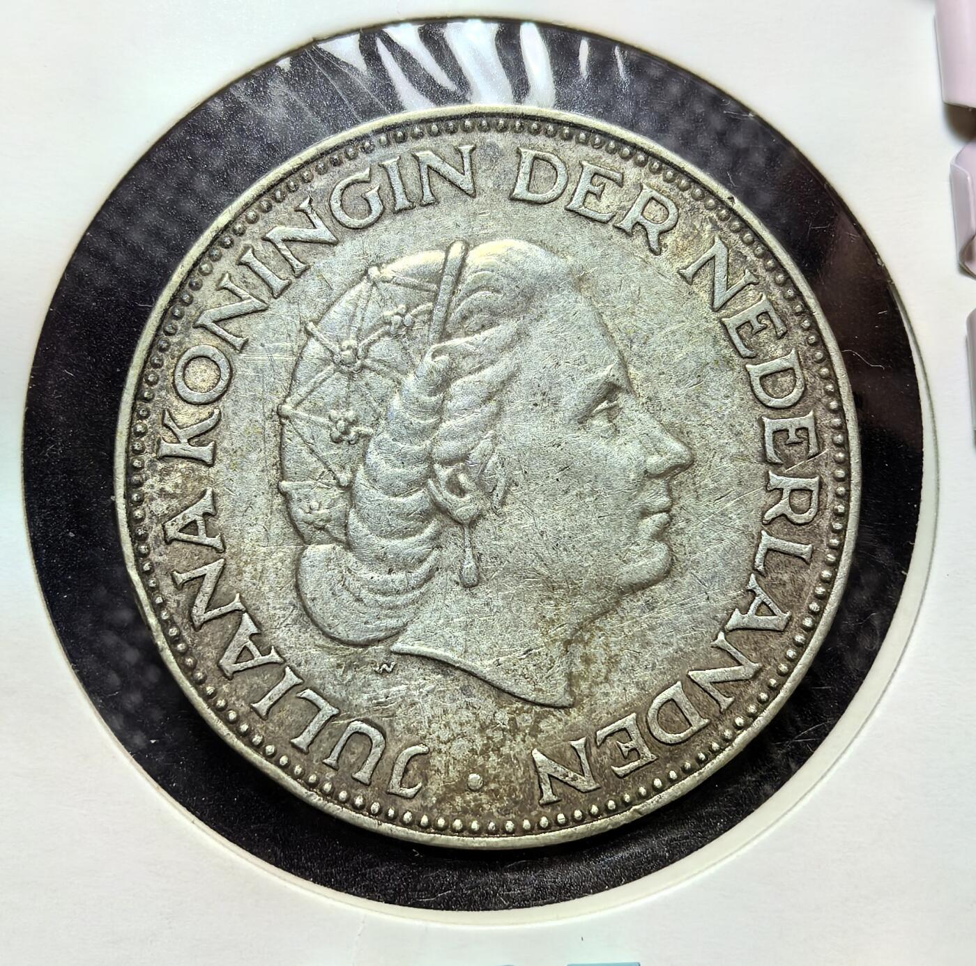 外国优质老铜币银币苏联纪念章，每周六晚九点倒数截拍，满百包邮可寄存，持续收拍 荷兰1961年2.5盾银币，属朱莉安娜女王时期（1948-1980）代表性流通币。币面铸女王像与国徽雄狮，2002 年荷兰启用欧元后，该币退出流通，成为收藏经典。