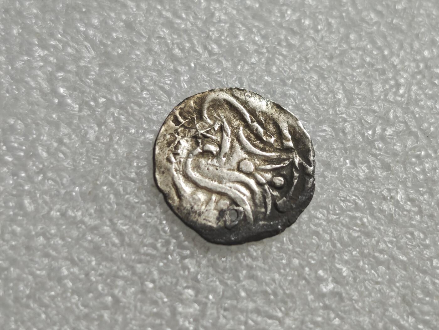 瓶子🏺第232期拍卖会  骠国（约公元1–9世纪）的典型打制银币 骠国（Pyu Kingdom），伊洛瓦底江流域最早的城邦文明，核心都城为室利差呾罗（Sri Ksetra，今缅甸卑谬）约公元4–8世纪，是骠国鼎盛时期的流通货币，早于蒲甘王朝的“骠钱”体系（含银量约70%–85%）