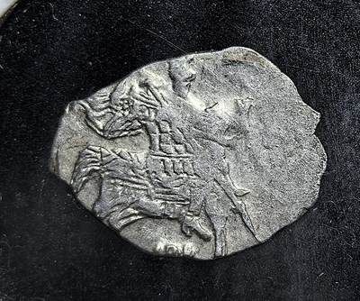 外国优质老铜币银币苏联纪念章，每周六晚九点倒数截拍，满百包邮可寄存，持续收拍 - 俄罗斯中世纪伊凡雷帝时期戈比银币，背面为圣乔治骑马屠龙纹，正面是斯拉夫文铭文。铸于莫斯科大公国时期，是早期罗斯货币体系的代表，见证俄罗斯从分裂走向集权的历史进程。