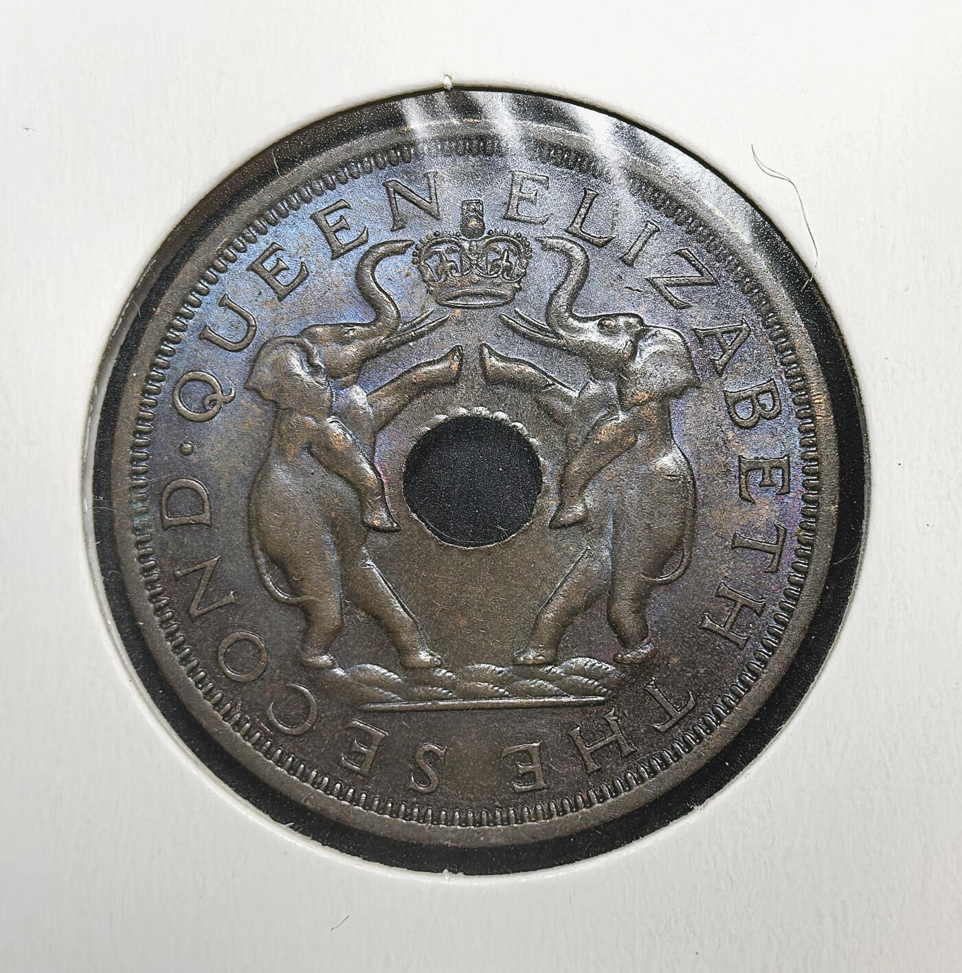 外国优质老铜币银币苏联纪念章，每周六晚九点倒数截拍，满百包邮可寄存，持续收拍 五彩英属罗得西亚与尼亚萨兰联邦1962年壹便士铜币，正面为双象护冠图案，背面是中孔面值与年份。见证英国在非洲东南部的殖民统治终结前夕，该地区的货币与历史变迁。