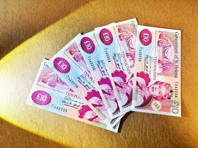 【Blue Auction】世界纸币精拍第794期——18级TOP拍卖/信誉/品质/专业/高效💫 - 【一组5张连号 P/1首发冠】圣赫勒拿 10镑 女王 全新UNC