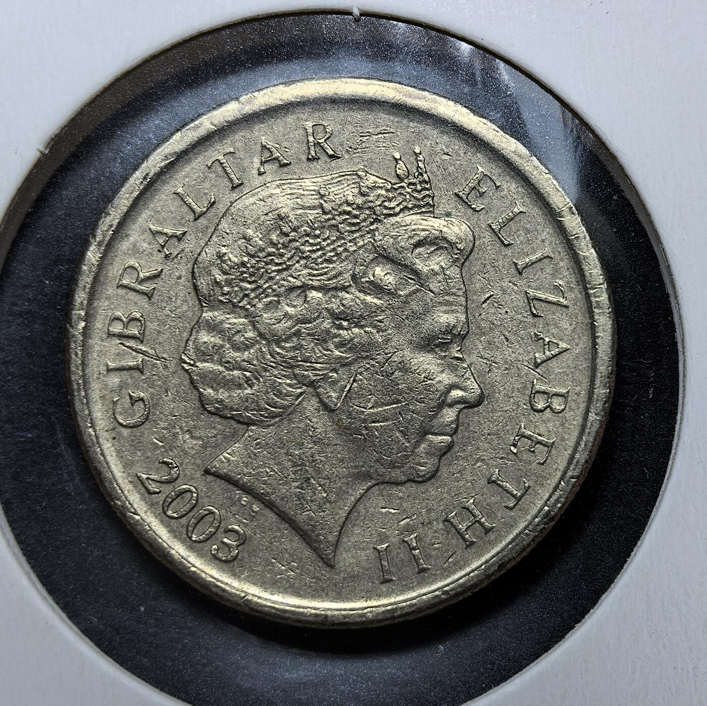 外国优质老铜币银币苏联纪念章，每周六晚九点倒数截拍，满百包邮可寄存，持续收拍 直布罗陀2003年1英镑纪念币，正面为伊丽莎白二世头像，背面是圣乔治屠龙经典图案，铭文 “AMICUS CHRISTI GEORGIUS” 意为 “基督的朋友乔治”，延续了英国钱币的传统符号，兼具流通与收藏价值。